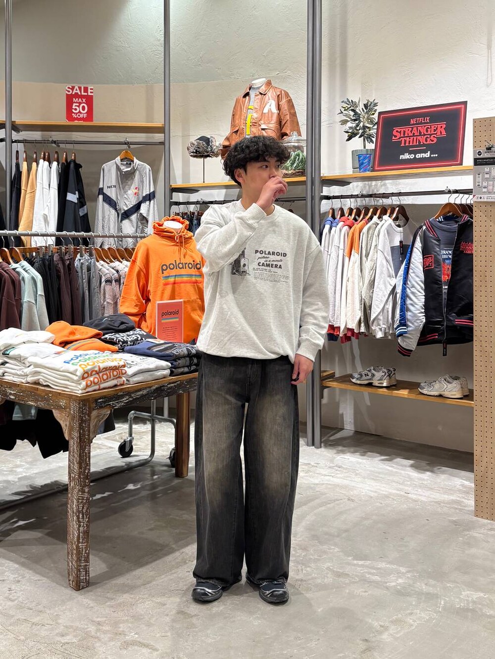 グレー系のデニムパンツを着用したメンズの冬コーディネートの2枚目の写真