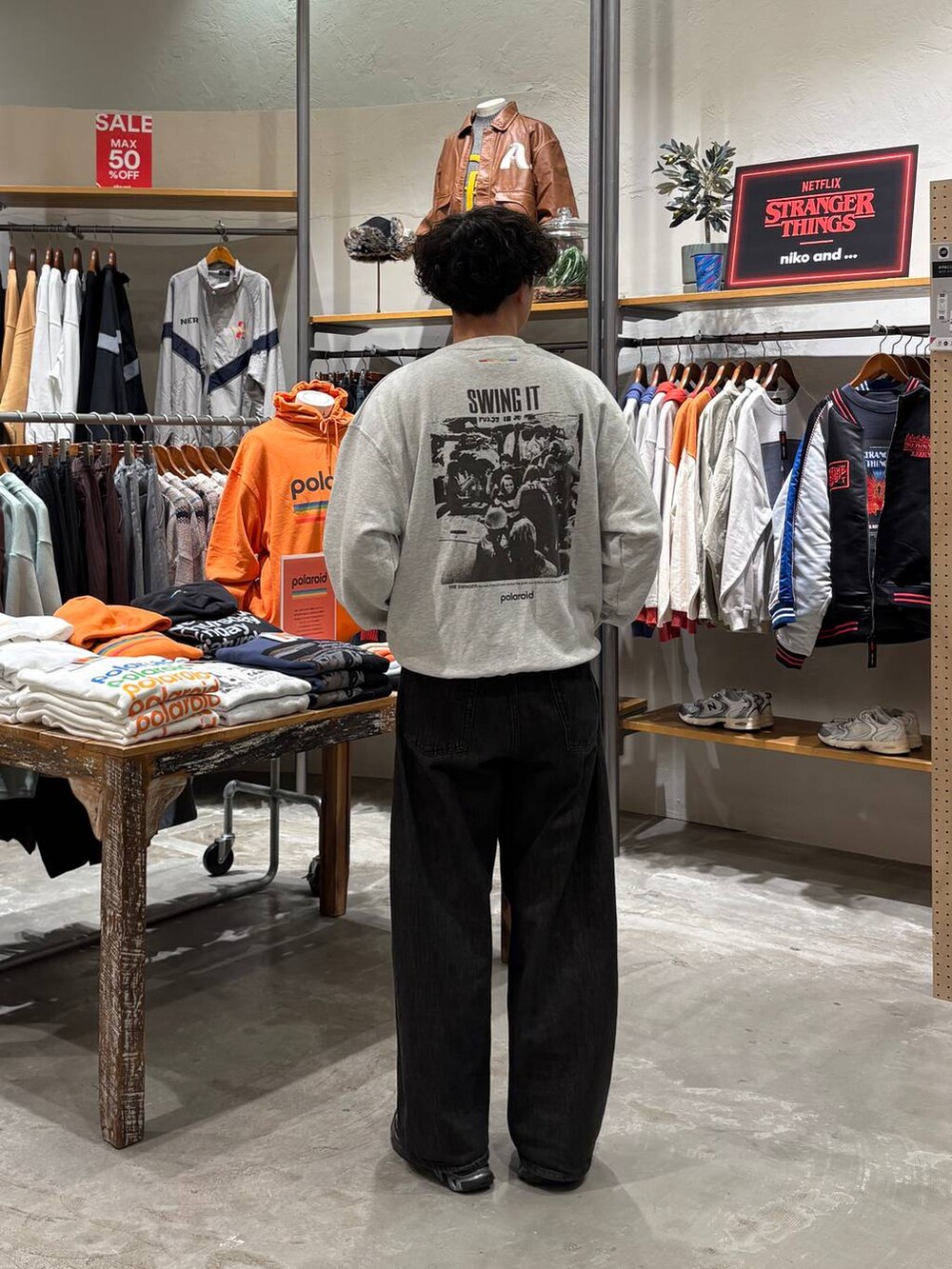 グレー系のデニムパンツを着用したメンズの冬コーディネートの5枚目の写真