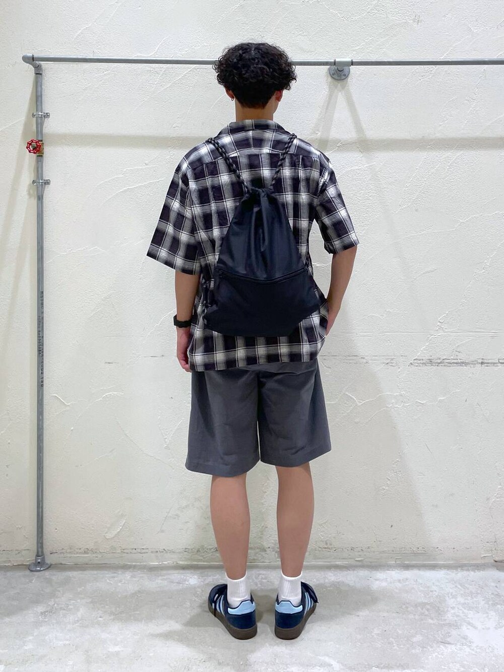 ブラック系のシャツ/ブラウス、ブラック系のバックパック/リュック、グレー系のその他パンツを着用したメンズの夏コーディネートの5枚目の写真