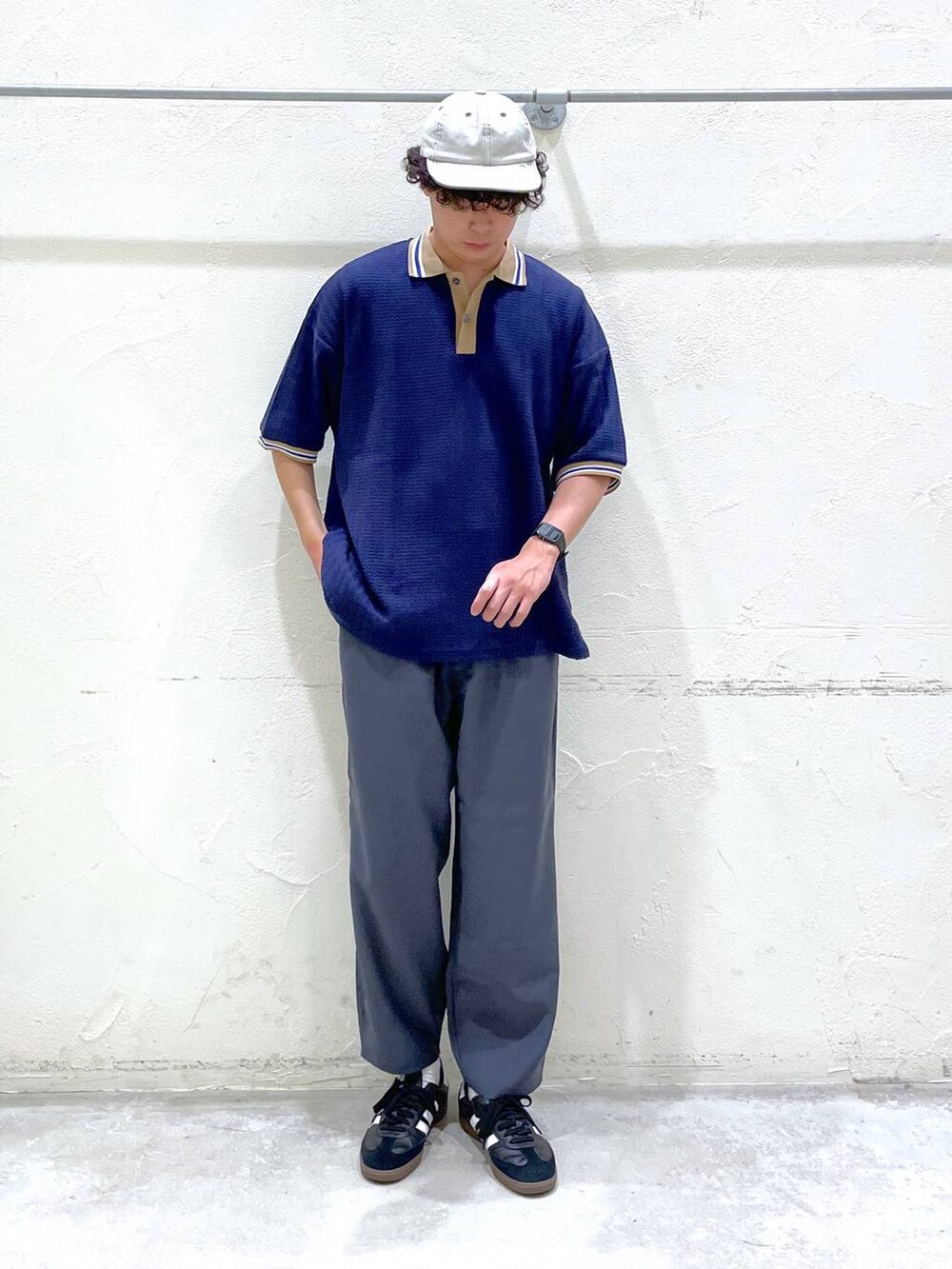 ブルー系のシャツ/ブラウス、グレー系のその他パンツ、グレー系のキャップを着用したメンズの春コーディネートの6枚目の写真
