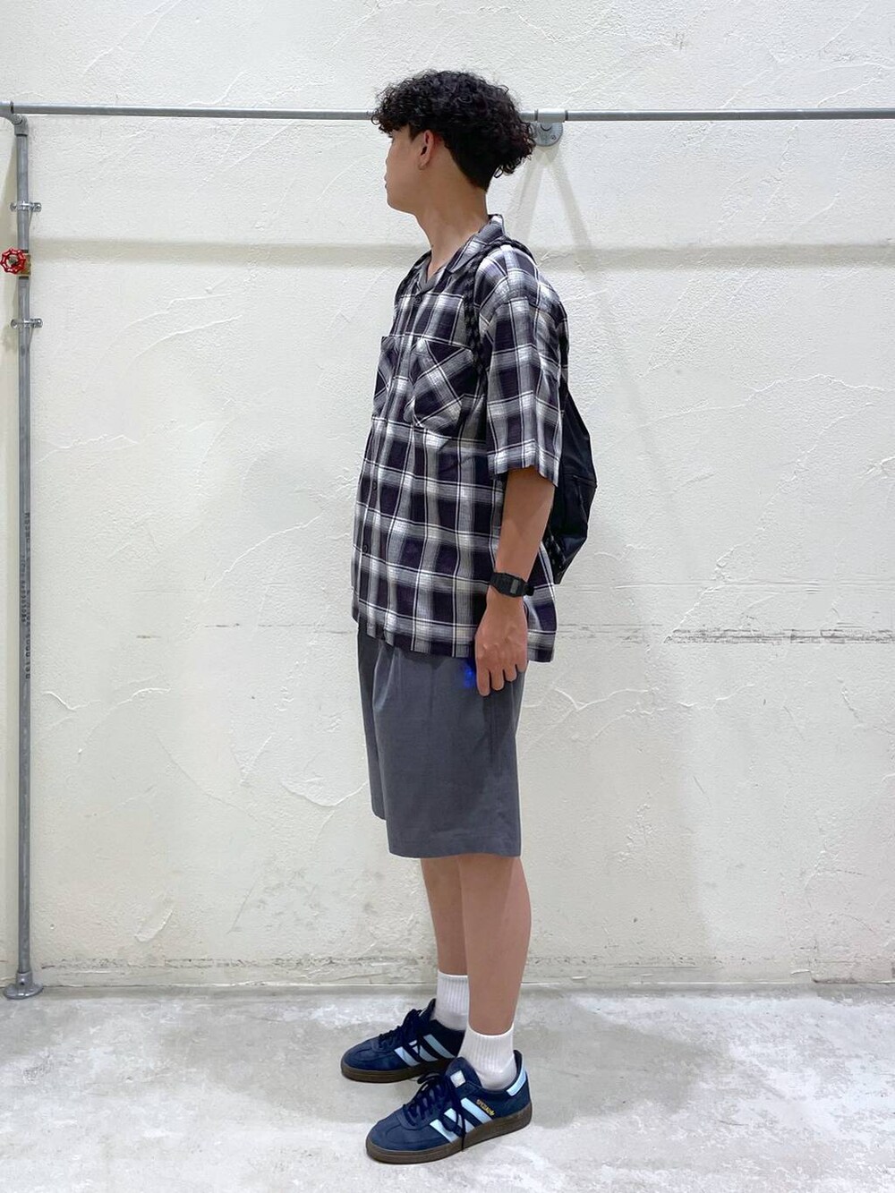 ブラック系のシャツ/ブラウス、ブラック系のバックパック/リュック、グレー系のその他パンツを着用したメンズの夏コーディネートの4枚目の写真