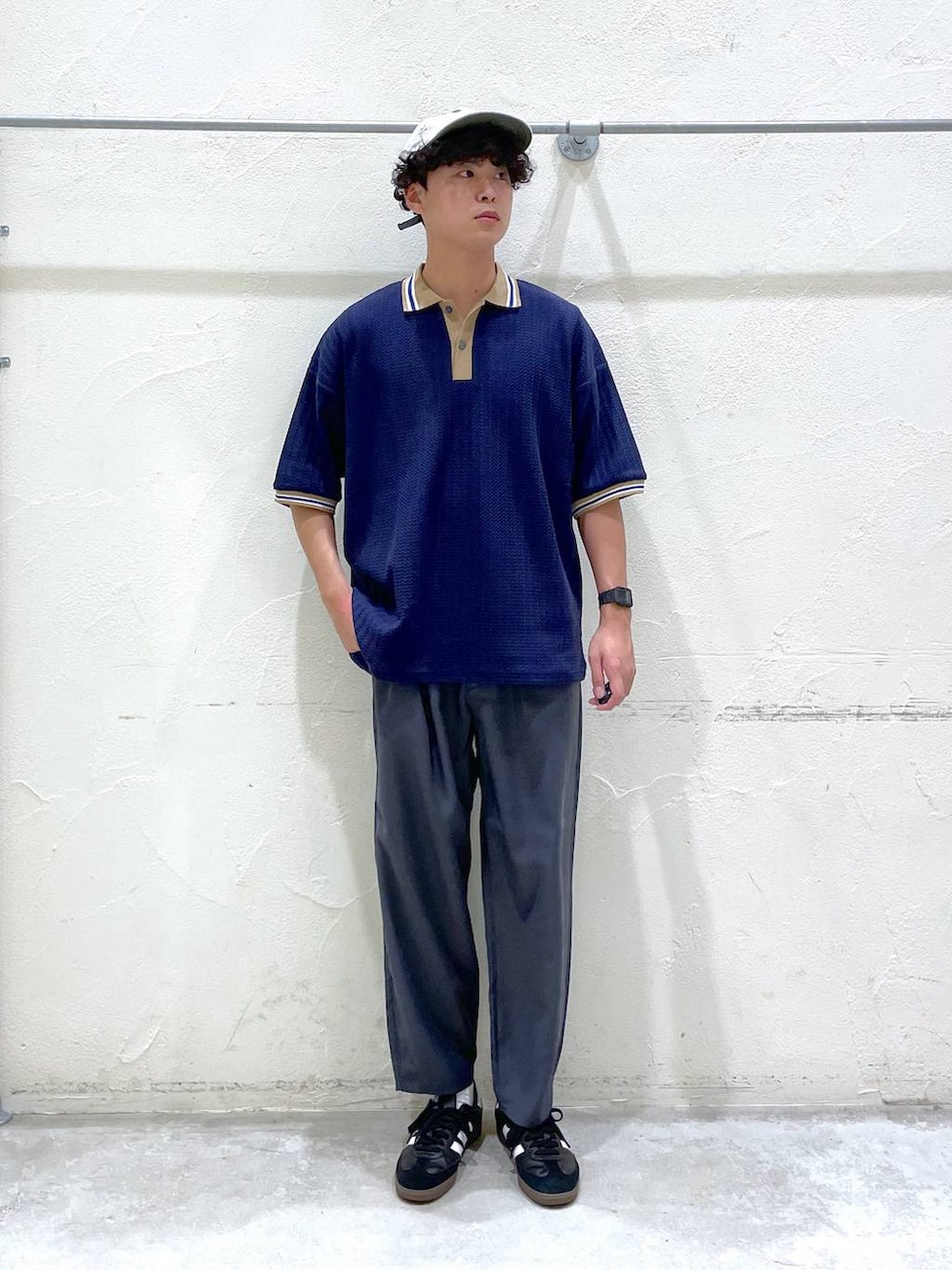 ブルー系のシャツ/ブラウス、グレー系のその他パンツ、グレー系のキャップを着用したメンズの春コーディネートの2枚目の写真