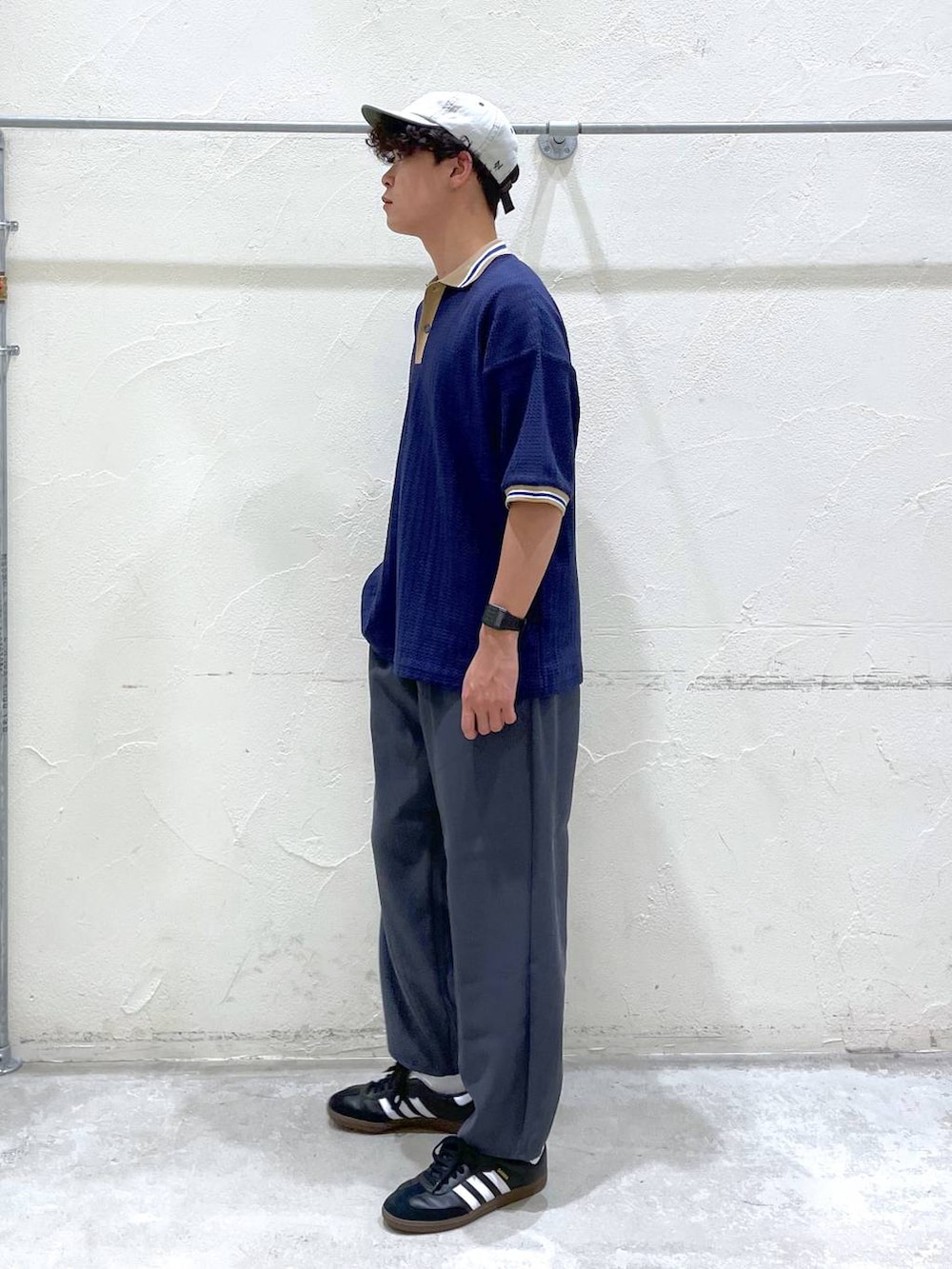 ブルー系のシャツ/ブラウス、グレー系のその他パンツ、グレー系のキャップを着用したメンズの春コーディネートの7枚目の写真