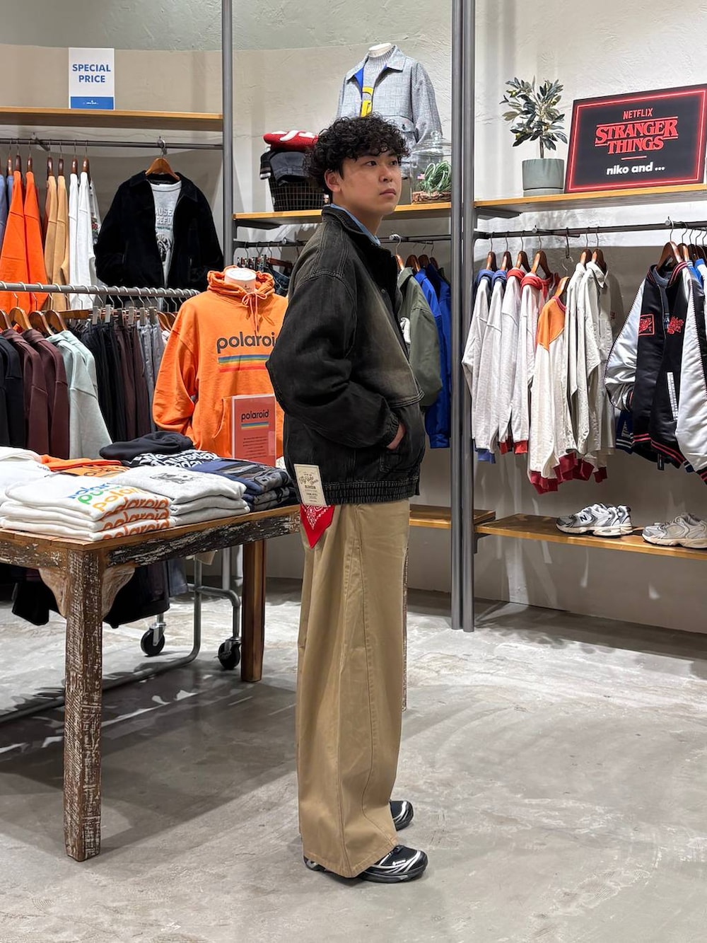 グレー系のブルゾン、ベージュ系のチノパンツを着用したメンズの冬コーディネートの6枚目の写真