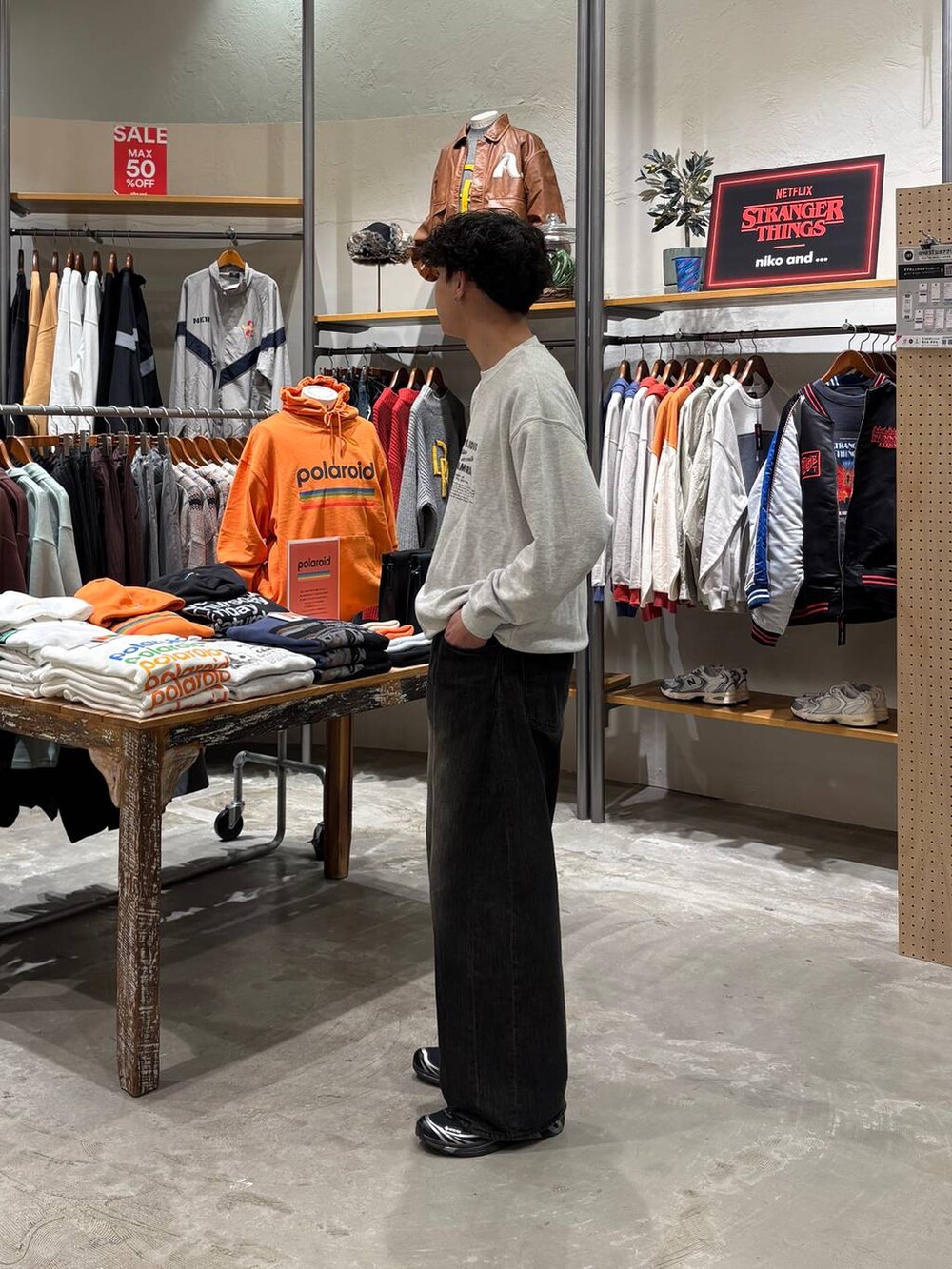 グレー系のデニムパンツを着用したメンズの冬コーディネートの4枚目の写真