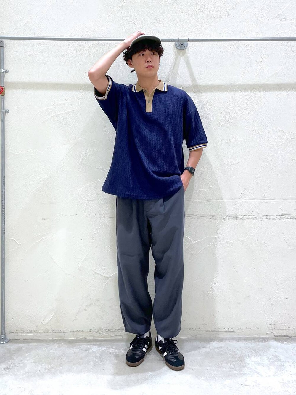 ブルー系のシャツ/ブラウス、グレー系のその他パンツ、グレー系のキャップを着用したメンズの春コーディネートの3枚目の写真
