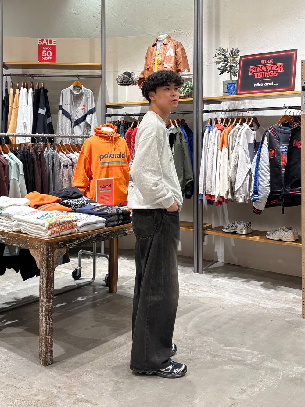 グレー系のデニムパンツを着用したメンズの冬コーディネートの6枚目の写真