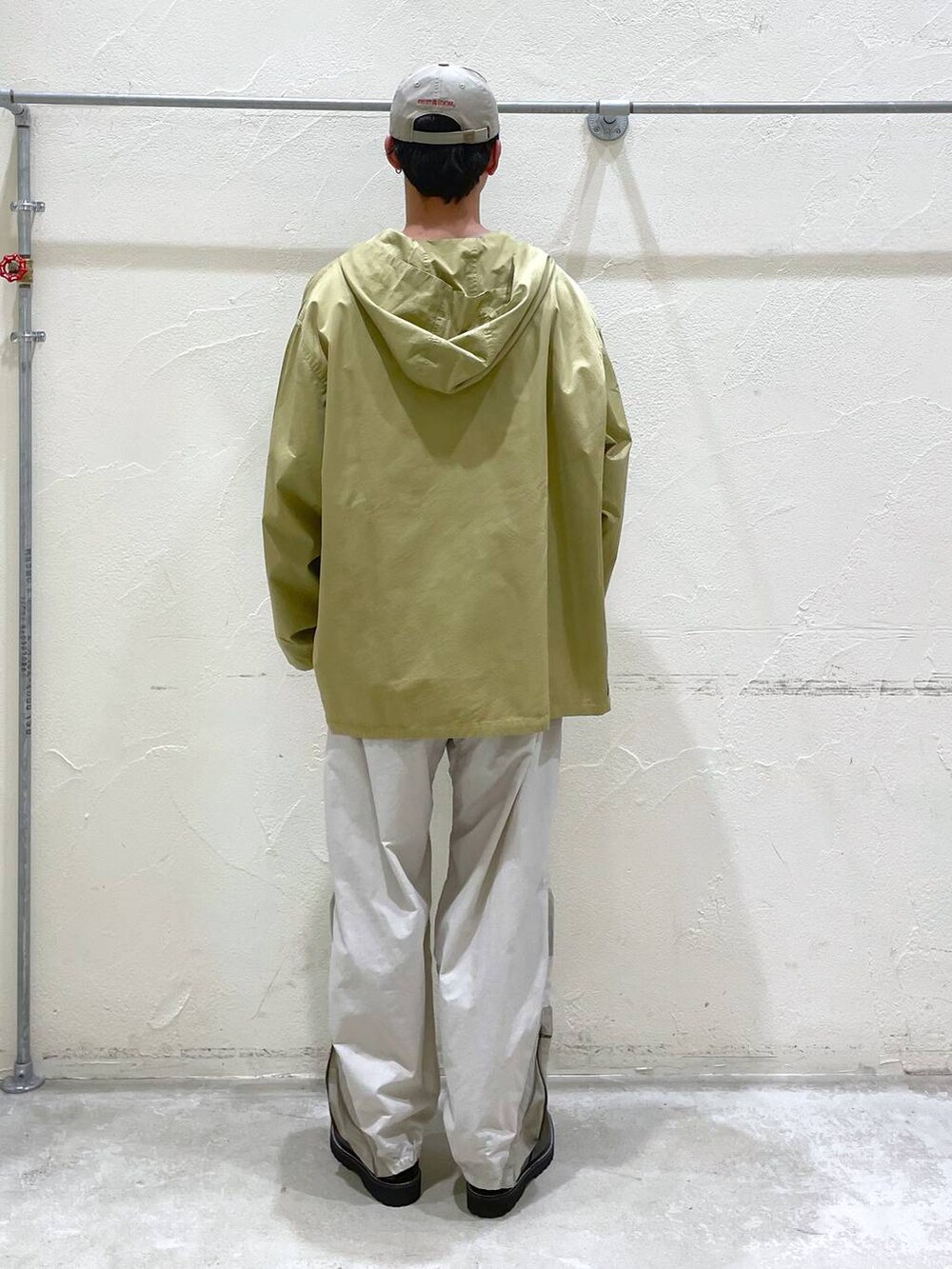 「高身長、ベーシック/シンプル、高見え、テーマパーク、デート/ロマンティック、春コーデ、冬コーデ、トラッド、カジュアル、スラックス、niko and ...、テーパードパンツ、ローファー」|「niko and...の【NATOKii(ネイトゥーキー)】ミリタリーシャカパンツ(その他パンツ、グレー系)」を使った、sogoさん(メンズ・180cm)の春コーディネートの8枚目の写真