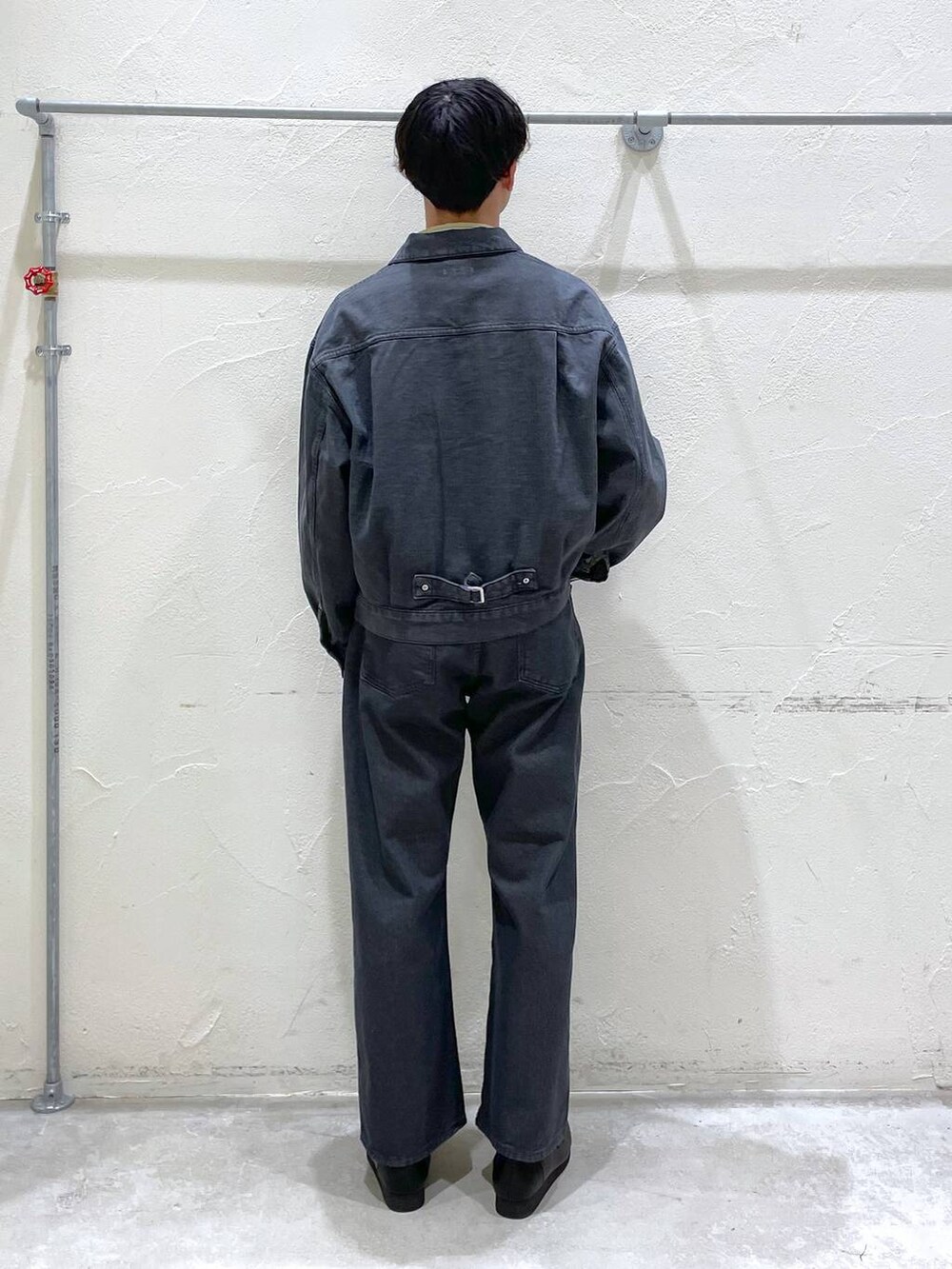 「高身長、ベーシック/シンプル、高見え、テーマパーク、デート/ロマンティック、春コーデ、冬コーデ、トラッド、カジュアル、スラックス、niko and ...、テーパードパンツ、ローファー、デニムパンツ、デニムジャケット」｜「niko and...の【Collegiate Pacific】別注マルチストライプボタンダウンシャツ（シャツ/ブラウス、イエロー系）」を使った、sogoさん（メンズ・180cm）の冬コーディネートの5枚目の写真