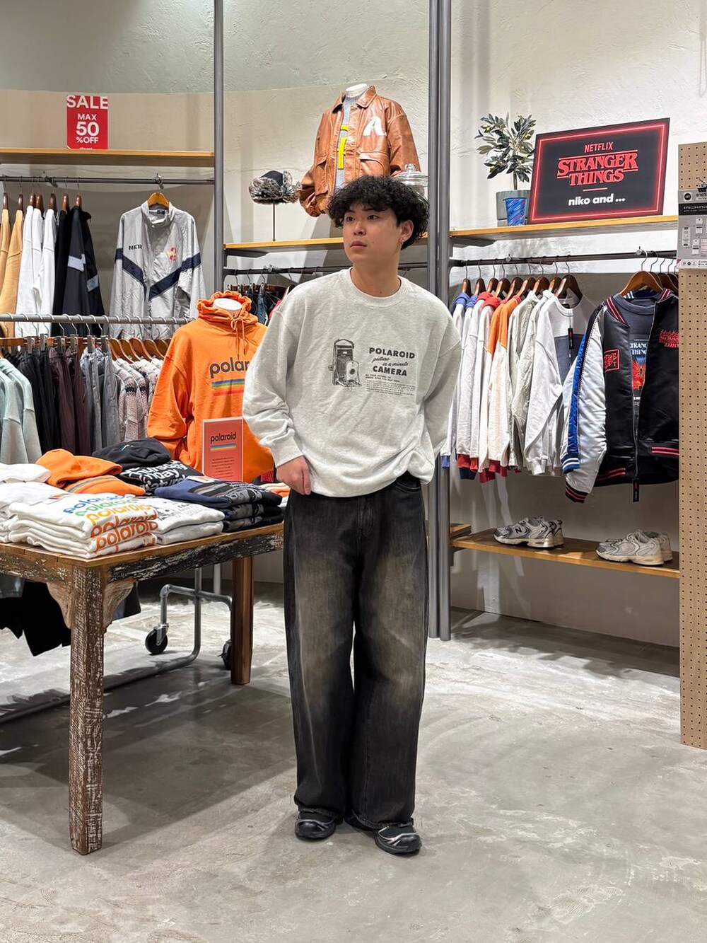 グレー系のデニムパンツを着用したメンズの冬コーディネートの3枚目の写真