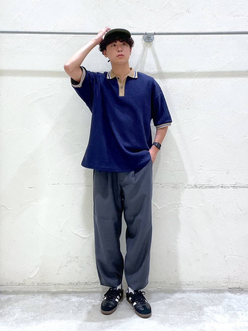 ブルー系のシャツ/ブラウス、グレー系のその他パンツ、グレー系のキャップを着用したメンズの春コーディネートの5枚目の写真