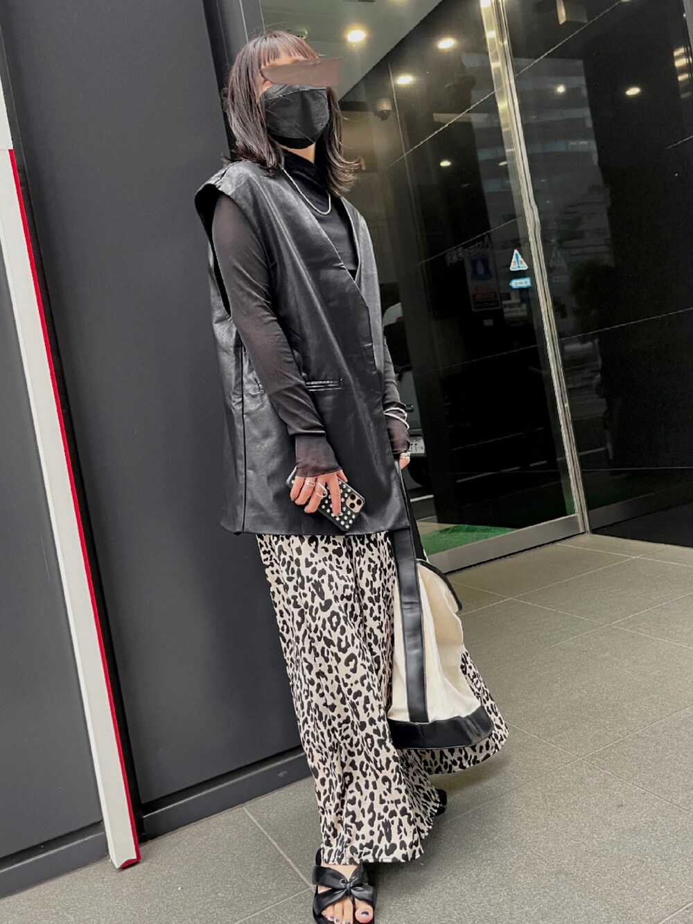 ブラック系のTシャツ/カットソー、ベージュ系のスカート、ブラック系のショルダーバッグを着用したレディースの夏コーディネートの2枚目の写真