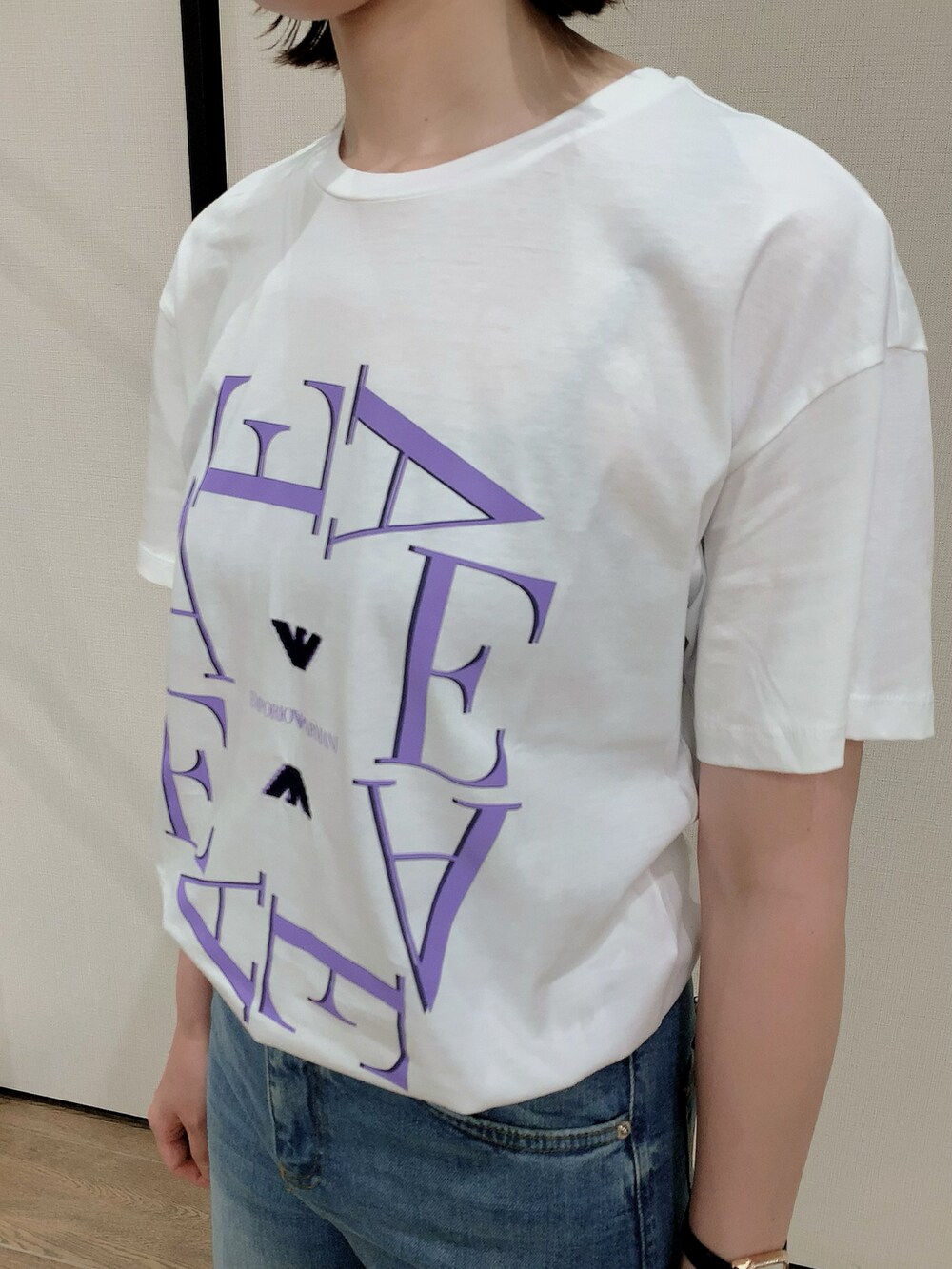ホワイト系のTシャツ/カットソー、ブラック系のショルダーバッグ、ブルー系のデニムパンツを着用したレディースの夏コーディネートの2枚目の写真