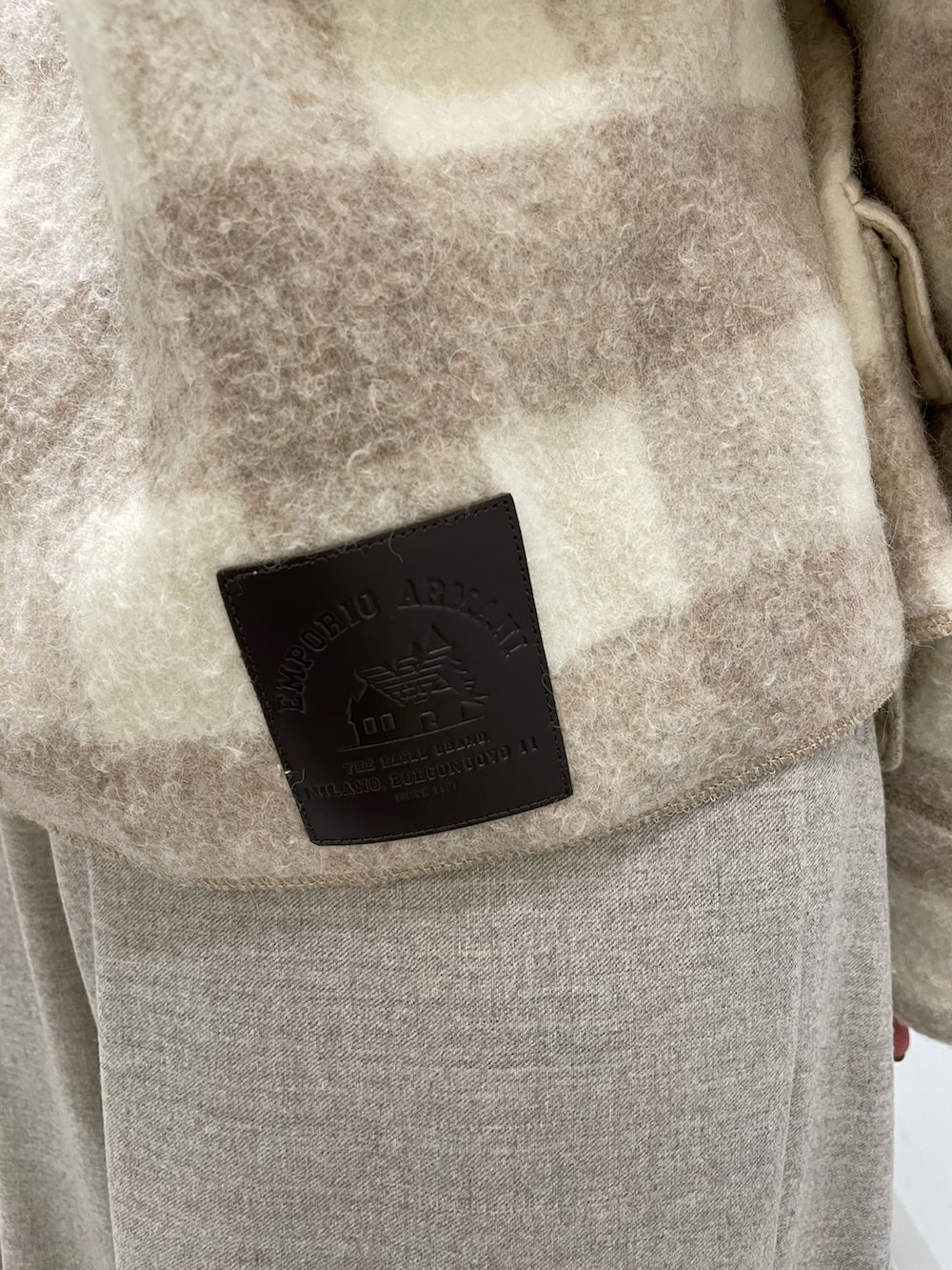 グリーン系のスウェット、ベージュ系のパンツ、ベージュ系のシューズを着用したレディースの秋コーディネートの5枚目の写真