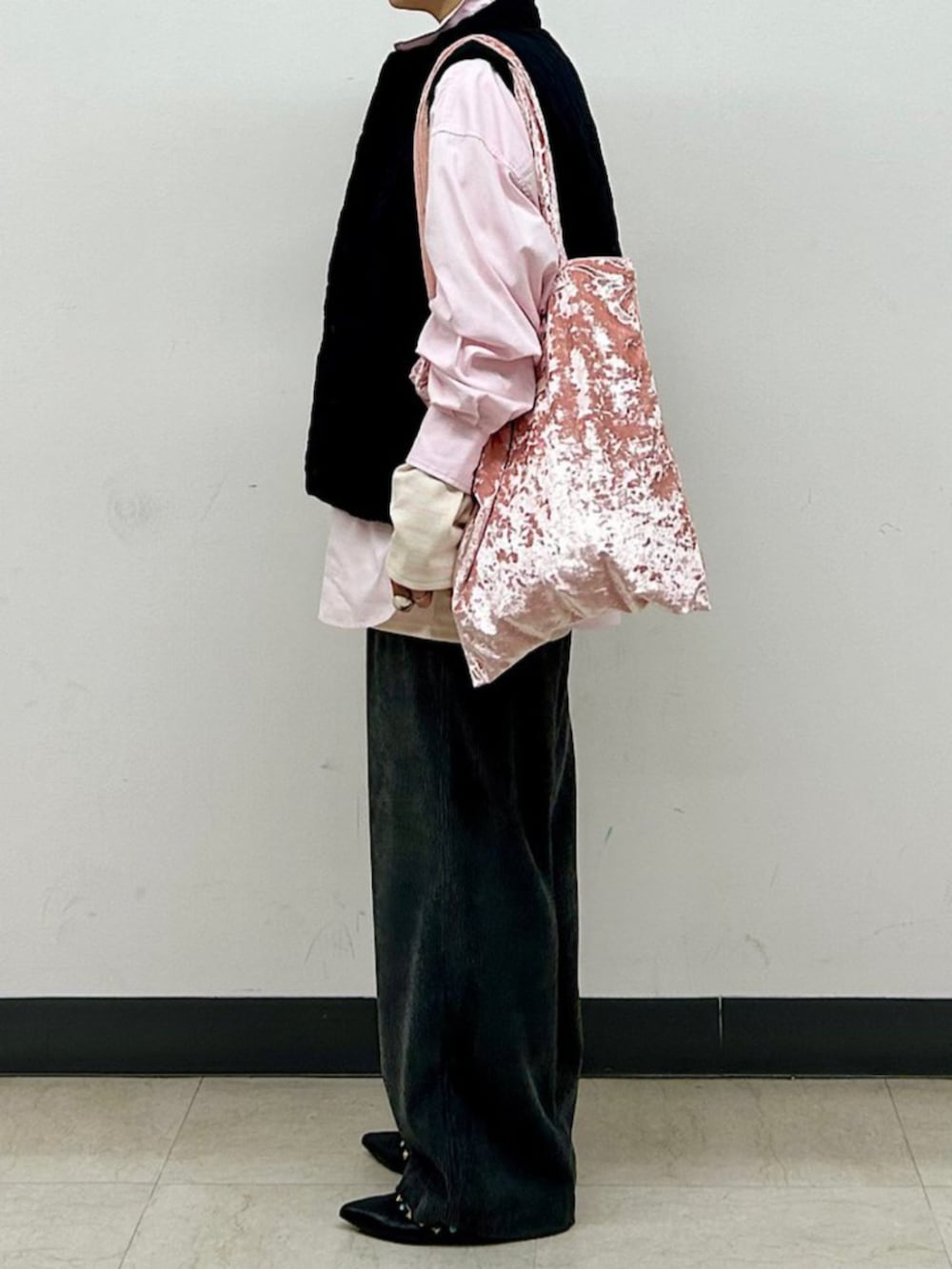 ピンク系のTシャツ/カットソー、グレー系のその他パンツ、ピンク系のトートバッグを着用したレディースの秋コーディネートの3枚目の写真