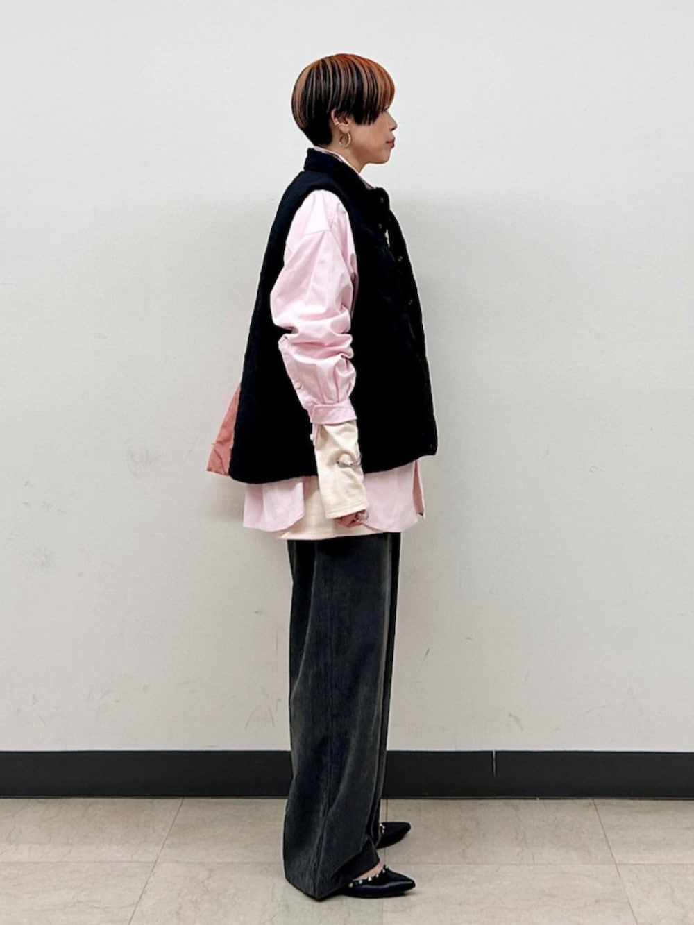 ピンク系のTシャツ/カットソー、グレー系のその他パンツ、ピンク系のトートバッグを着用したレディースの秋コーディネートの2枚目の写真