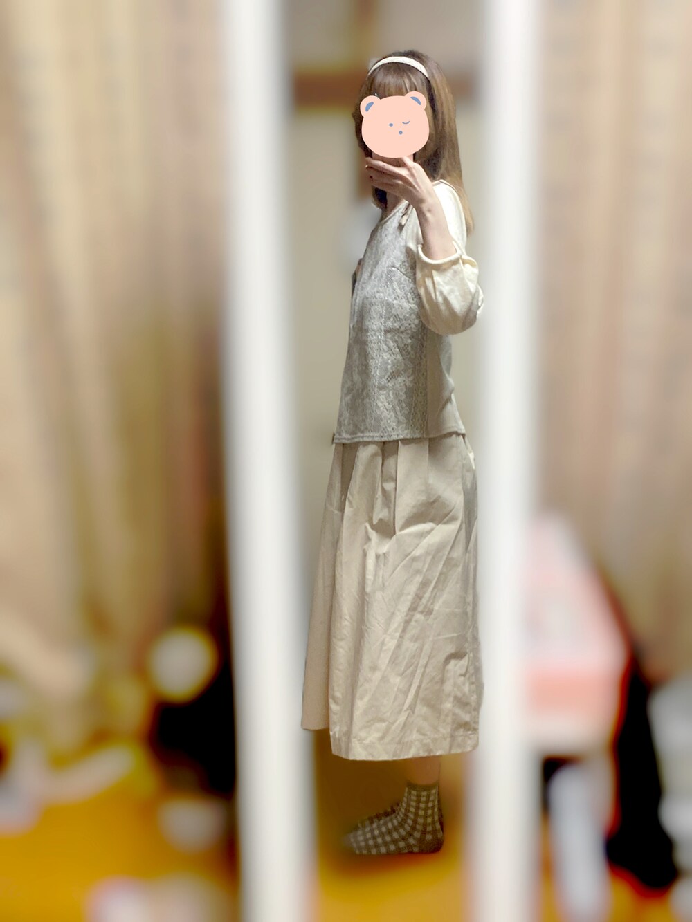 ベージュ系のスカートを着用したレディースの冬コーディネートの4枚目の写真