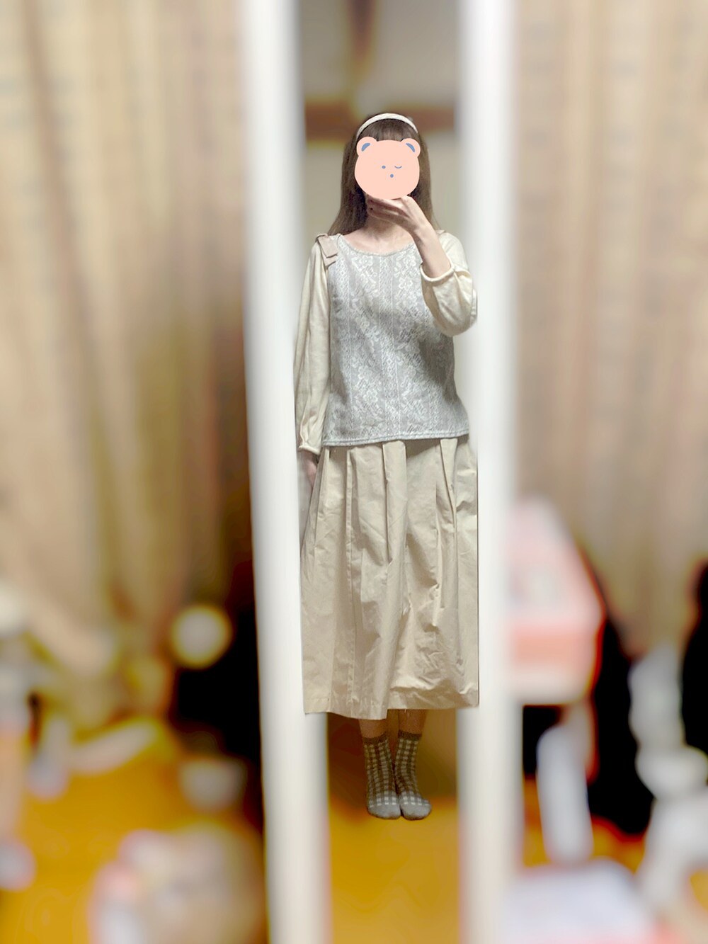 ベージュ系のスカートを着用したレディースの冬コーディネートの3枚目の写真