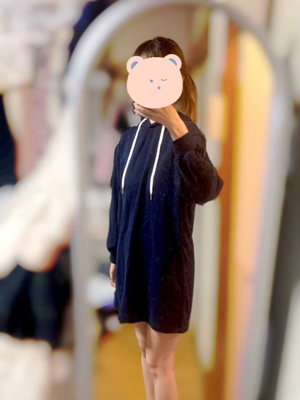 ブラック系のワンピースを着用したレディースの秋コーディネートの2枚目の写真