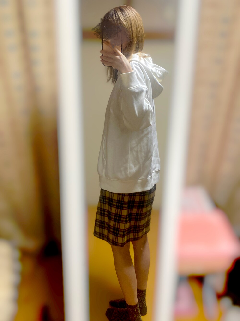 ブラウン系のシャツワンピースを着用したレディースの秋コーディネートの5枚目の写真