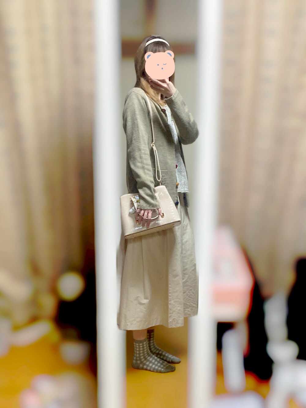 ベージュ系のスカートを着用したレディースの冬コーディネートの2枚目の写真