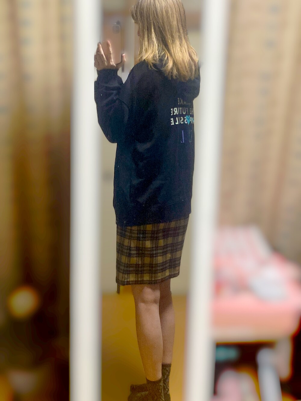 ブラウン系のシャツワンピースを着用したレディースの秋コーディネートの3枚目の写真