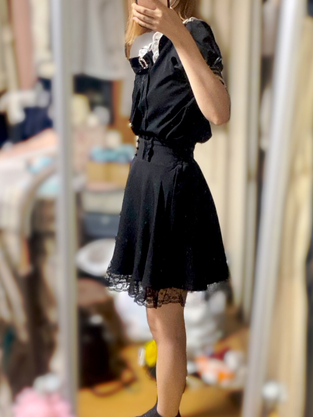 ブラック系のシャツ/ブラウス、ブラック系のスカート、ブラック系のブローチ/コサージュを着用したレディースの夏コーディネートの2枚目の写真