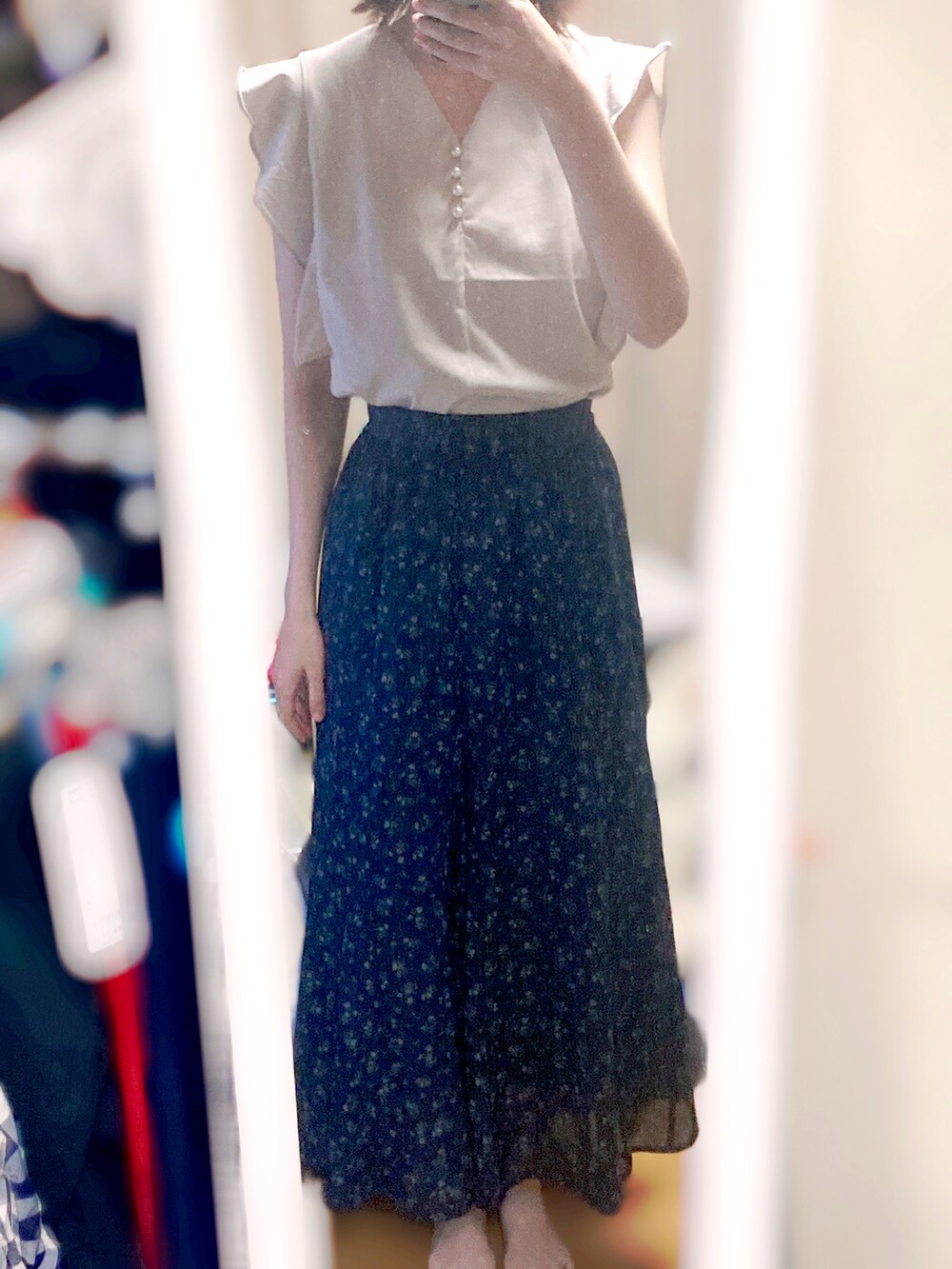 ブルー系のスカート、ベージュ系のTシャツ/カットソーを着用したレディースの夏コーディネートの2枚目の写真
