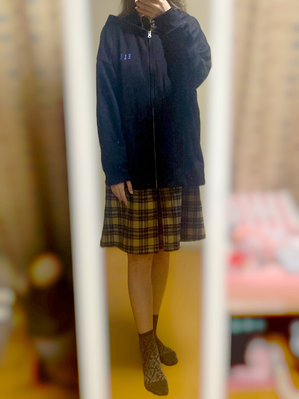 ブラウン系のシャツワンピースを着用したレディースの秋コーディネートの2枚目の写真