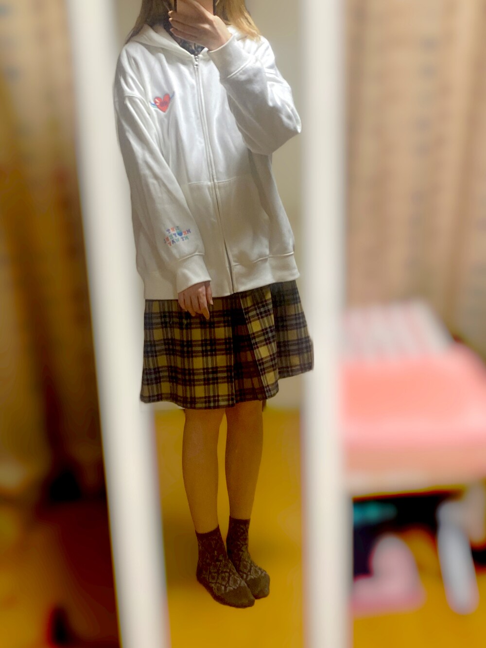 ブラウン系のシャツワンピースを着用したレディースの秋コーディネートの4枚目の写真