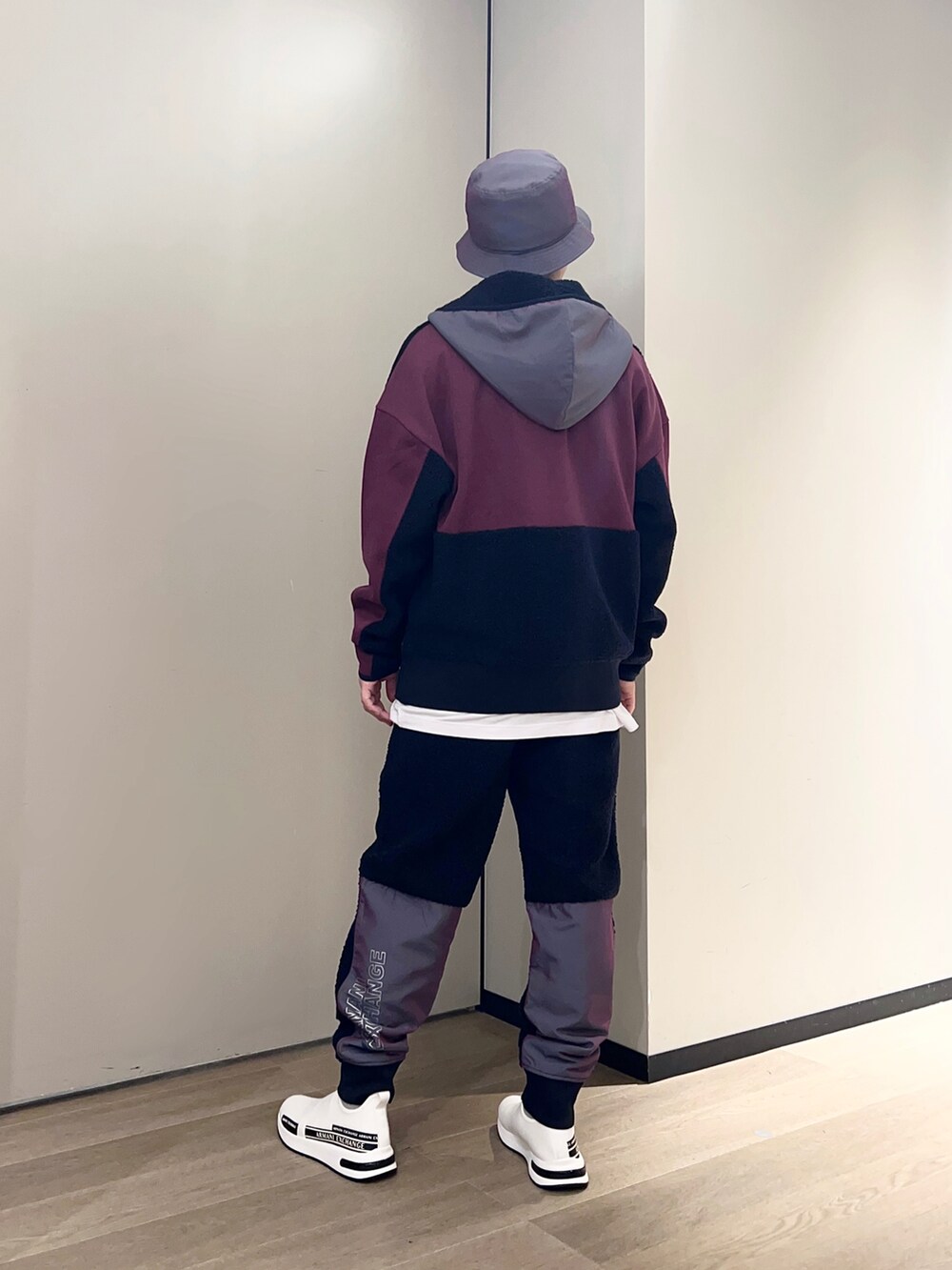 パープル系のスウェット、ホワイト系のTシャツ/カットソー、パープル系のスウェットパンツを着用したメンズの秋コーディネートの2枚目の写真