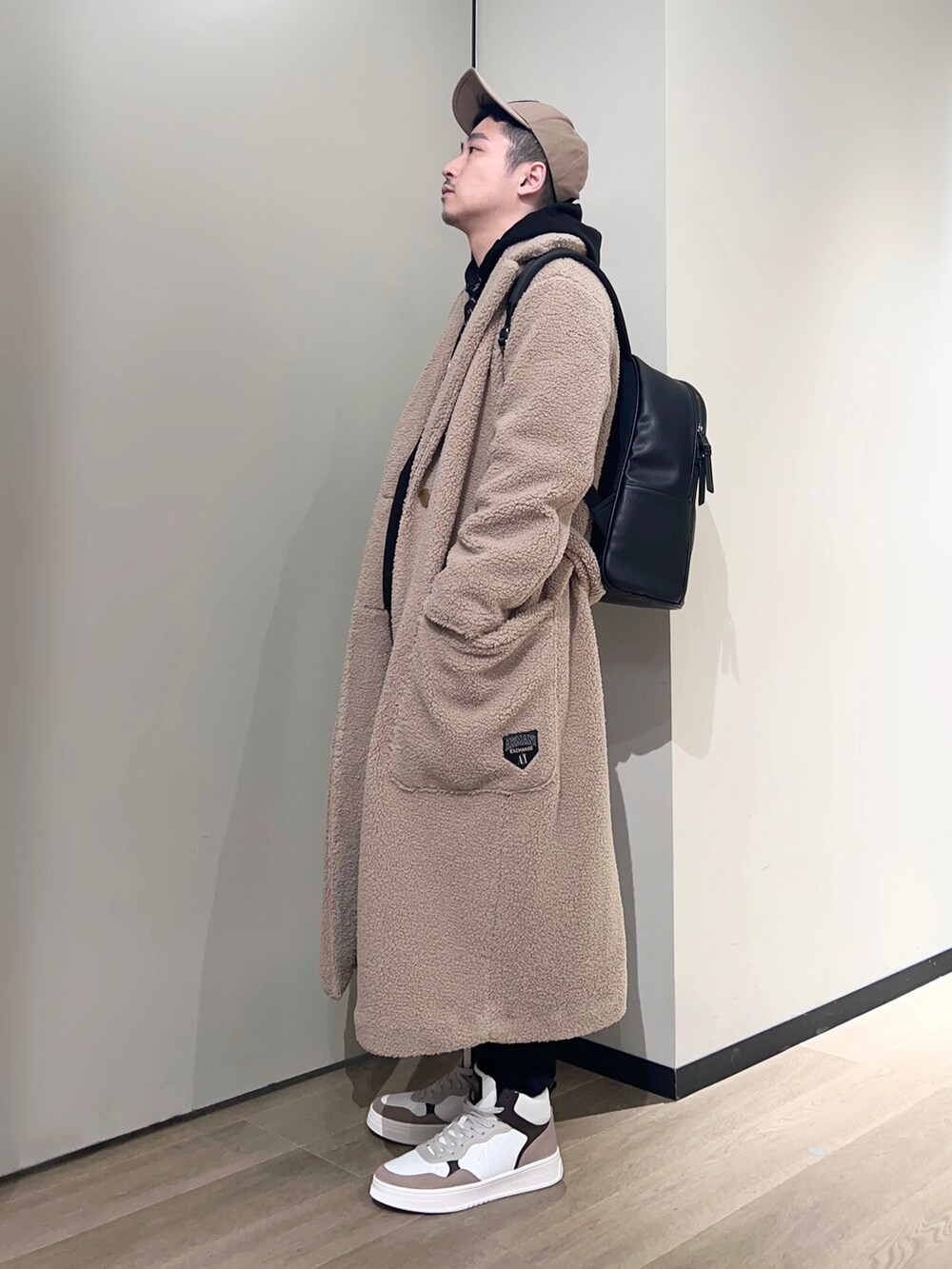 「AXchanger、AXchange、armaniexchange、アルマーニエクスチェンジ、お出かけコーデ、パーカー、ファッションを楽しもう、コート、スニーカー、ブラウン、淡色コーデ、冬コーデ、ストリート、キャップ、秋冬コーデ」|「ARMANI EXCHANGEの【A|X アルマーニ エクスチェンジ】ロゴパッチ ハイカットスニーカー(スニーカー、ベージュ系)」を使った、🔩J.HARAさん(メンズ・167cm)の秋コーディネートの2枚目の写真