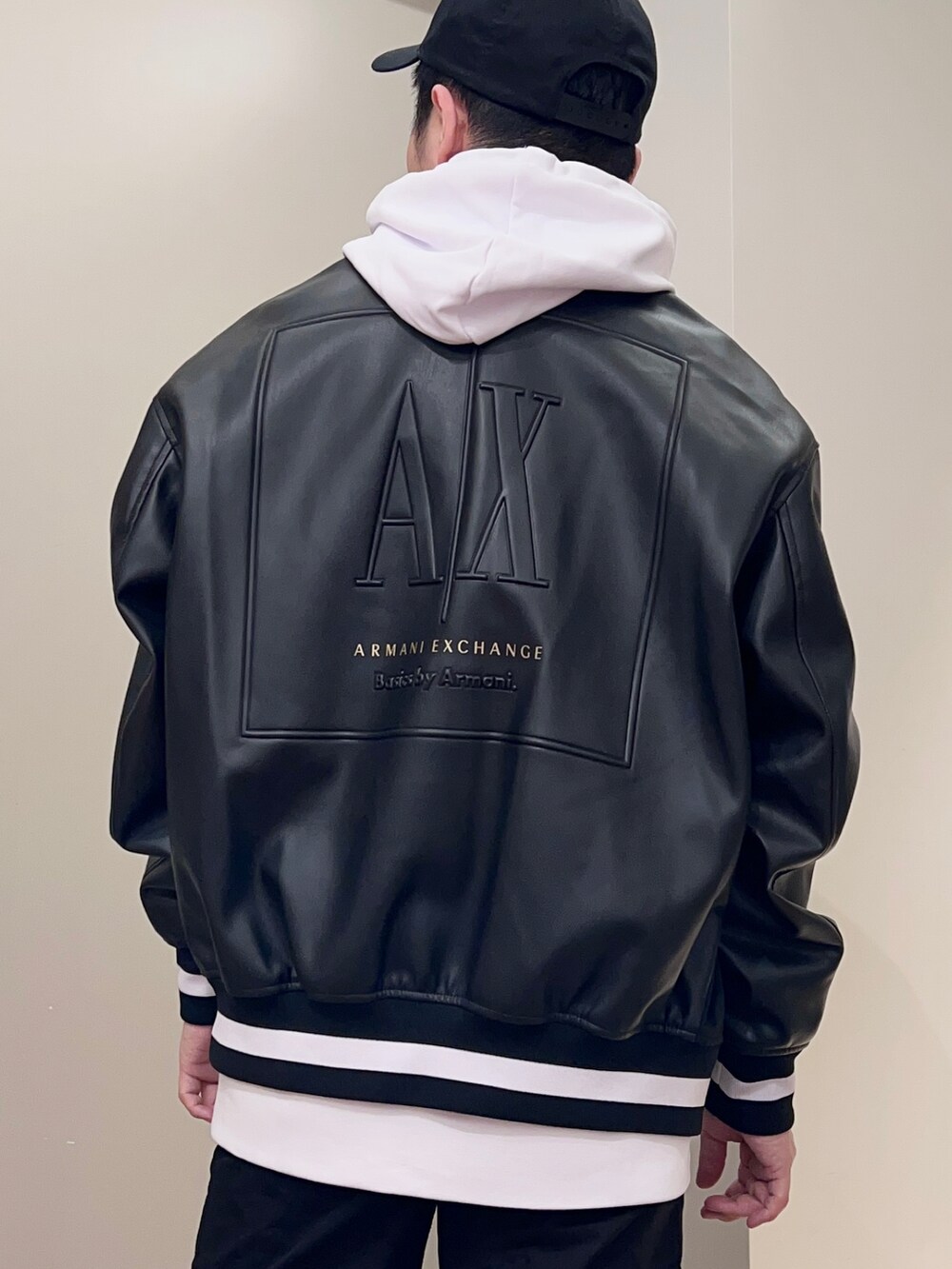 「AXchanger、AXchange、armaniexchange、アルマーニエクスチェンジ、シンプルコーデ、春アウター、ビッグシルエット、ストリート、春服みてみて、モノトーン、休日スタイル、スタジャン、パーカー、スニーカー、y2k」|「ARMANI EXCHANGEの【A|X アルマーニ エクスチェンジ】AXロゴ レースアップスニーカー(スニーカー、ホワイト系)」を使った、🔩J.HARAさん(メンズ・167cm)の春コーディネートの2枚目の写真