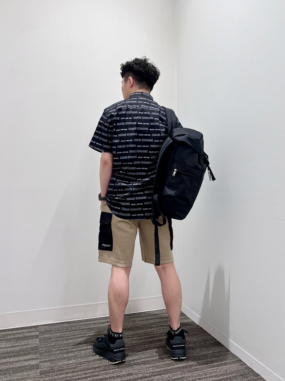 ブラック系のバックパック/リュック、ブラック系のシャツ/ブラウス、ベージュ系のその他パンツを着用したメンズの夏コーディネートの3枚目の写真