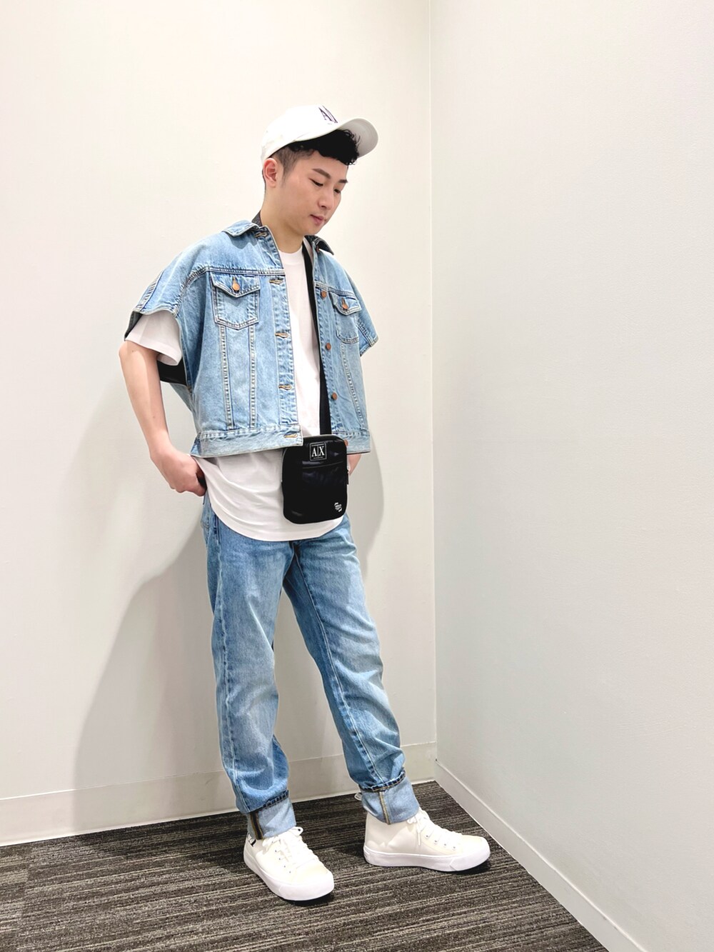 「デニムジャケット、デニムonデニム、春夏コーデ、armaniexchange、ストリートコーデ、アルマーニエクスチェンジ、おしゃれさんと繋がりたい、y2k、axchange、AXchanger」|「ARMANI EXCHANGEの【A|Xアルマーニ エクスチェンジ】ICONパネルキャップ(キャップ、ホワイト系)」を使った、🔩J.HARAさん(メンズ・167cm)の夏コーディネートの2枚目の写真