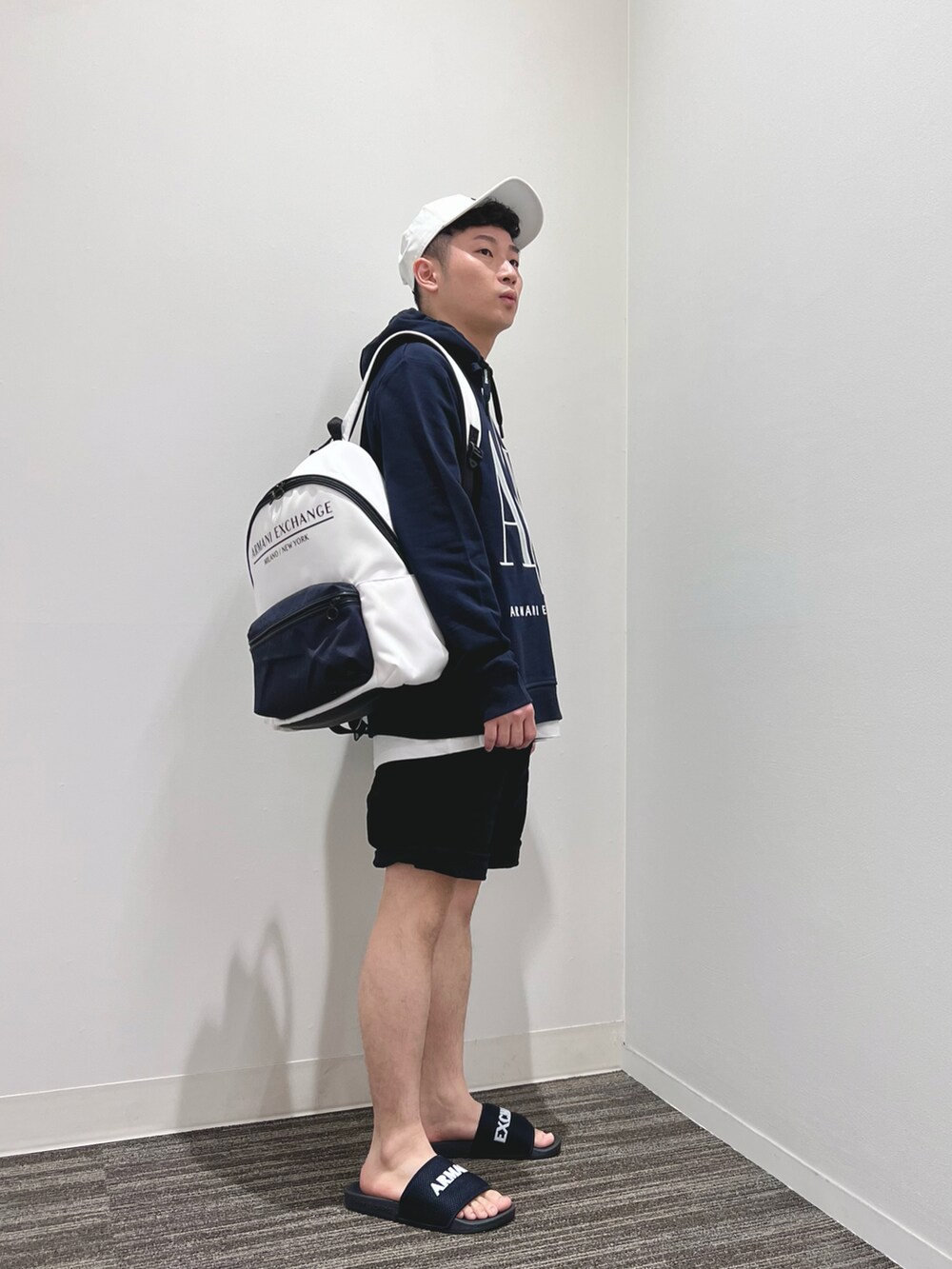 ブルー系のスウェット、ホワイト系のTシャツ/カットソー、ブルー系のバックパック/リュックを着用したメンズの夏コーディネートの2枚目の写真