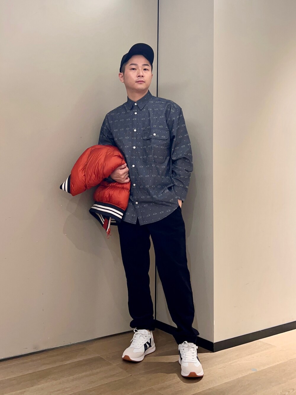 「アルマーニエクスチェンジ、アルマーニ、armaniexchange、AXchanger、AXchange、ダウンジャケット、カレッジ、ダンガリーシャツ、デニムシャツ、秋コーデ、冬コーデ、アメカジ、ootd、スポーツミックス、オレンジ」|「ARMANI EXCHANGEの【A|X アルマーニ エクスチェンジ】カモフラージュ柄 AXロゴ パネルキャップ(キャップ、ブルー系)」を使った、🔩J.HARAさん(メンズ・167cm)の秋コーディネートの2枚目の写真