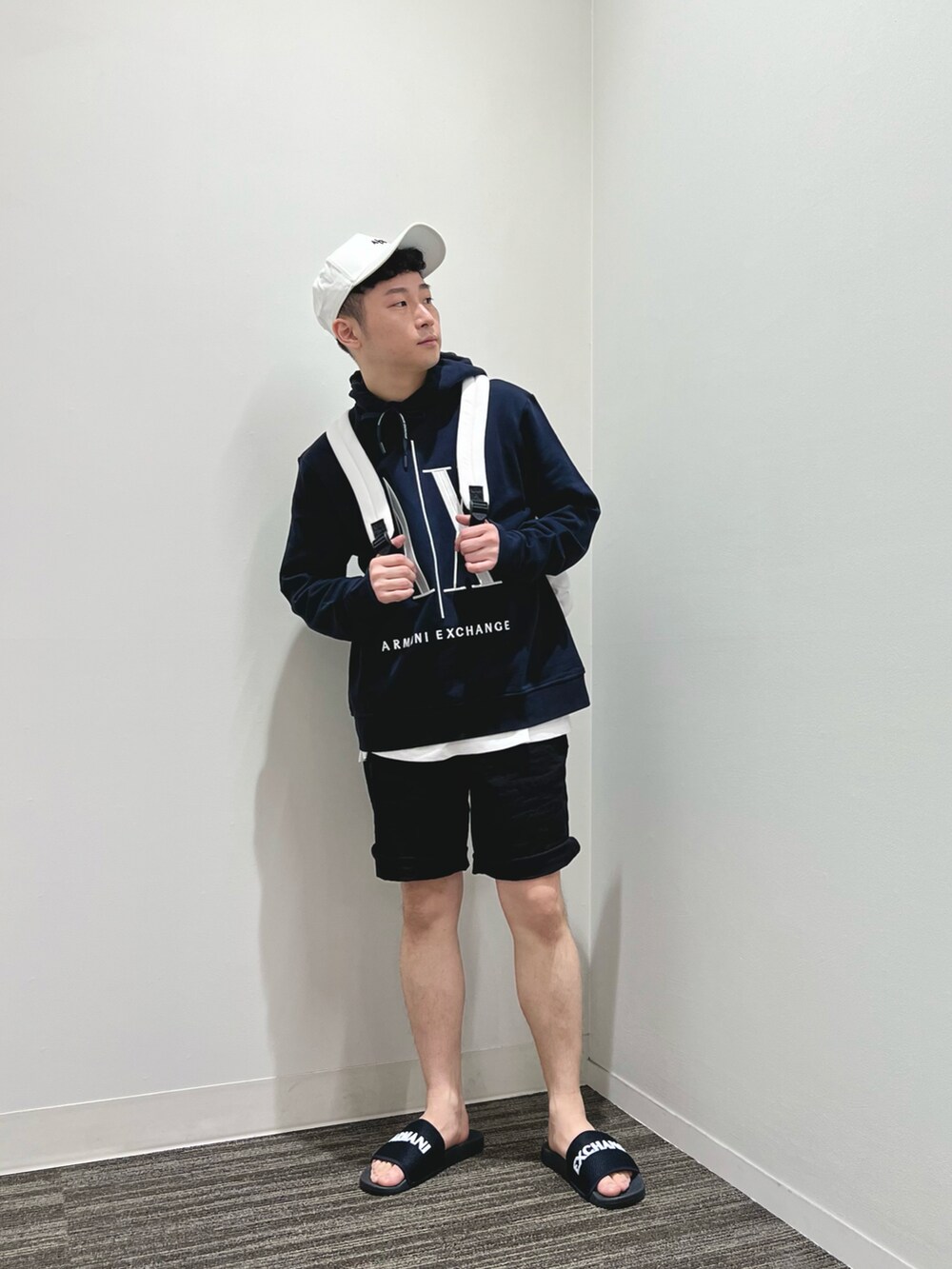 ブルー系のスウェット、ホワイト系のTシャツ/カットソー、ブルー系のバックパック/リュックを着用したメンズの夏コーディネートの3枚目の写真