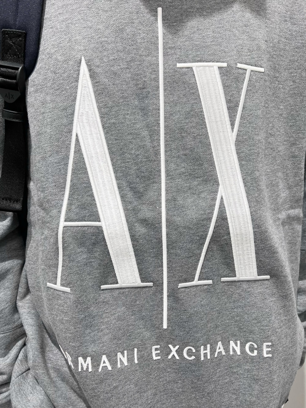 グレー系のスウェット、ホワイト系のTシャツ/カットソー、ブルー系のその他パンツを着用したメンズの春コーディネートの3枚目の写真