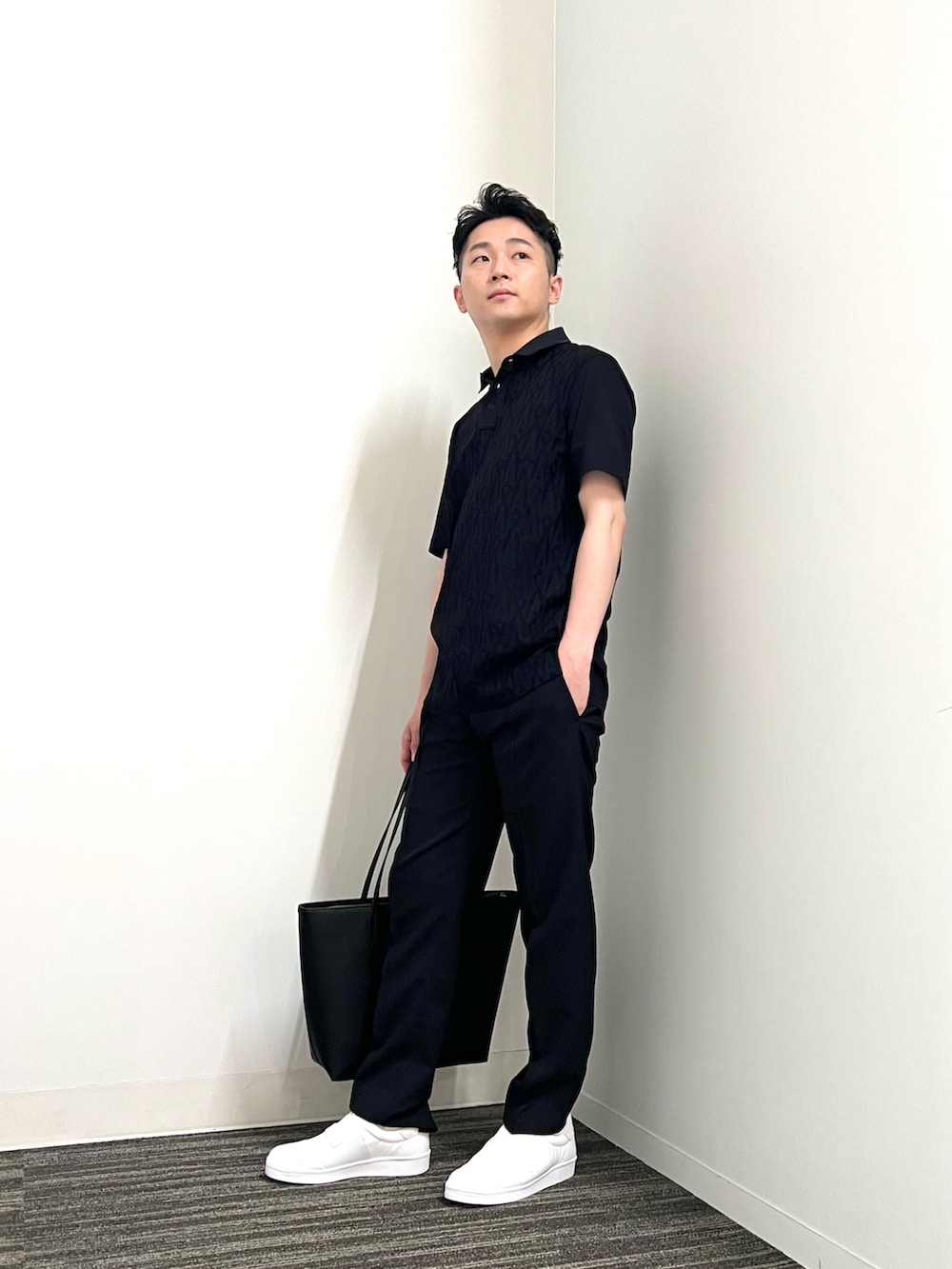 「アルマーニエクスチェンジ、AXchanger、AXchange、armaniexchange、ポロシャツ、シンプル、モノトーン、きれいめカジュアル、ビジネスカジュアル、クールビズ、大人カジュアル、いいね、save、フォローお願いします🤑、ootd、ワントーンコーデ、ブラック」｜「ARMANI EXCHANGEの【A|X アルマーニ エクスチェンジ】AXロゴ柄　半袖ポロシャツ/REGULAR（ポロシャツ、ブラック系）」を使った、🔩J.HARAさん（メンズ・167cm）の夏コーディネートの2枚目の写真