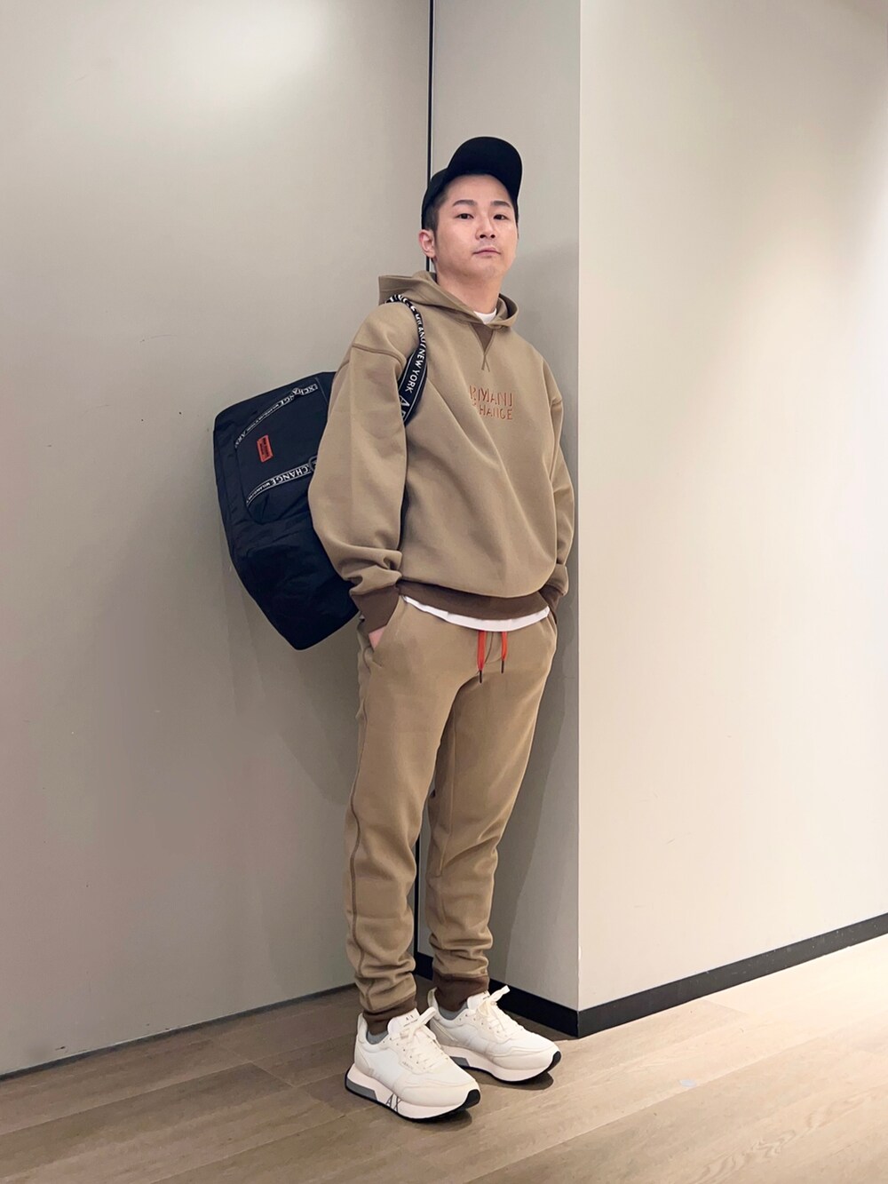 「アルマーニエクスチェンジ、アルマーニ、AXchanger、AXchange、スウェット、セットアップ、ベージュ、ワントーンコーデ、ストリート、ootd、ビッグシルエット、旅行、ボストンバッグ、ブラウン、キャメル」｜「ARMANI EXCHANGEの【A|X アルマーニ エクスチェンジ】AXロゴ　キャップ（キャップ、ブラック系）」を使った、🔩J.HARAさん（メンズ・167cm）の秋コーディネートの2枚目の写真