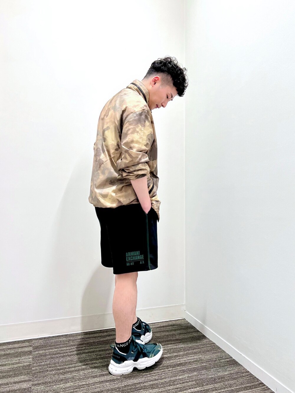 グリーン系のブルゾン、ブラック系のその他パンツ、グレー系のスニーカーを着用したメンズの夏コーディネートの3枚目の写真