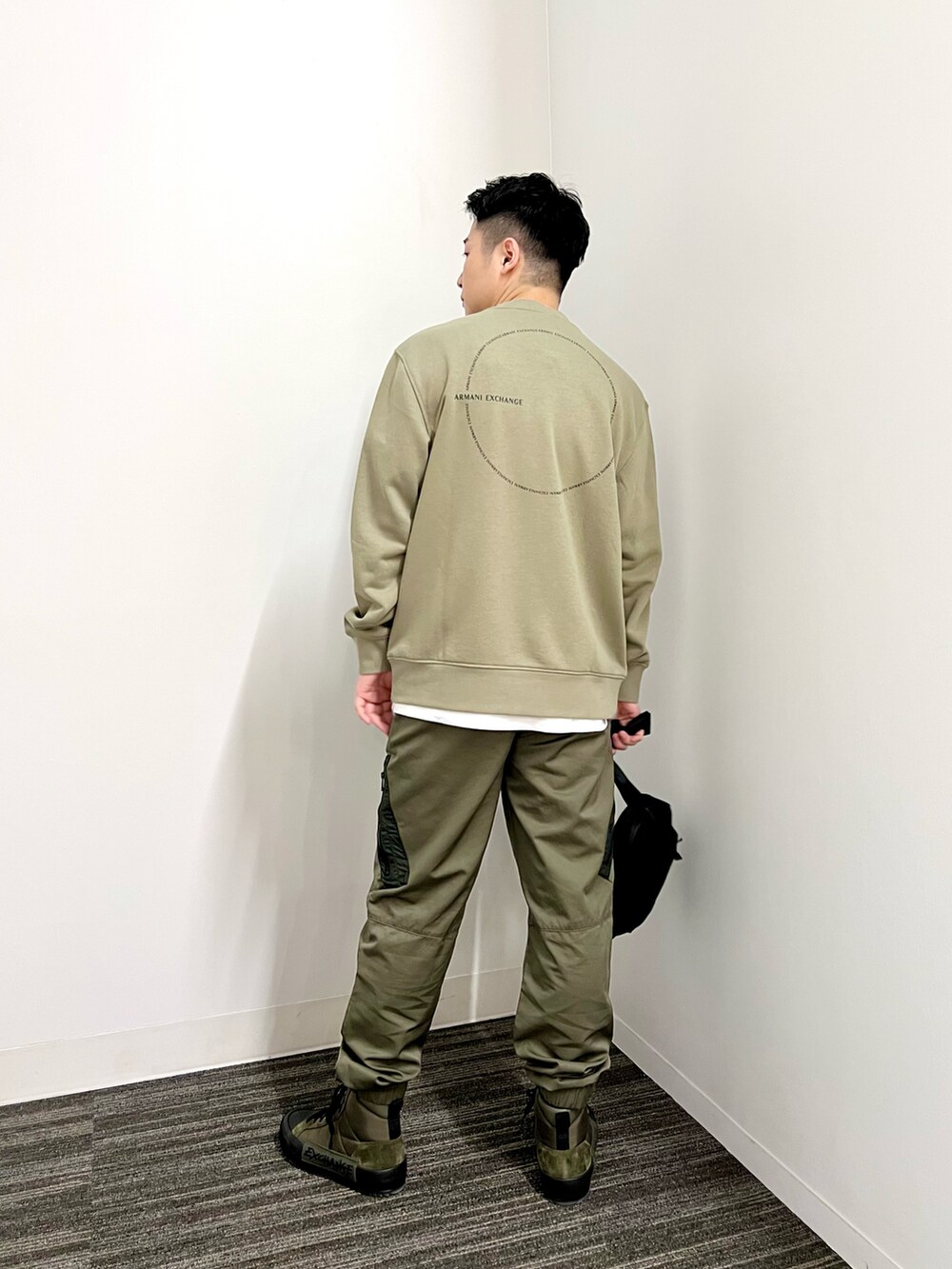 ベージュ系のスウェット、ブラック系のボディバッグ/ウエストポーチ、ホワイト系のTシャツ/カットソーを着用したメンズの夏コーディネートの3枚目の写真