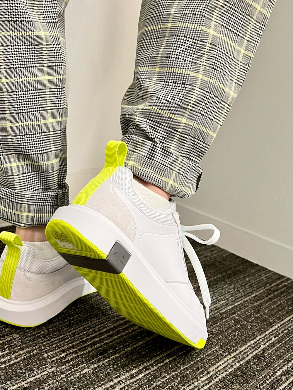 グレー系のスウェット、ブラック系のボディバッグ/ウエストポーチ、ブラック系のTシャツ/カットソーを着用したメンズの秋コーディネートの2枚目の写真