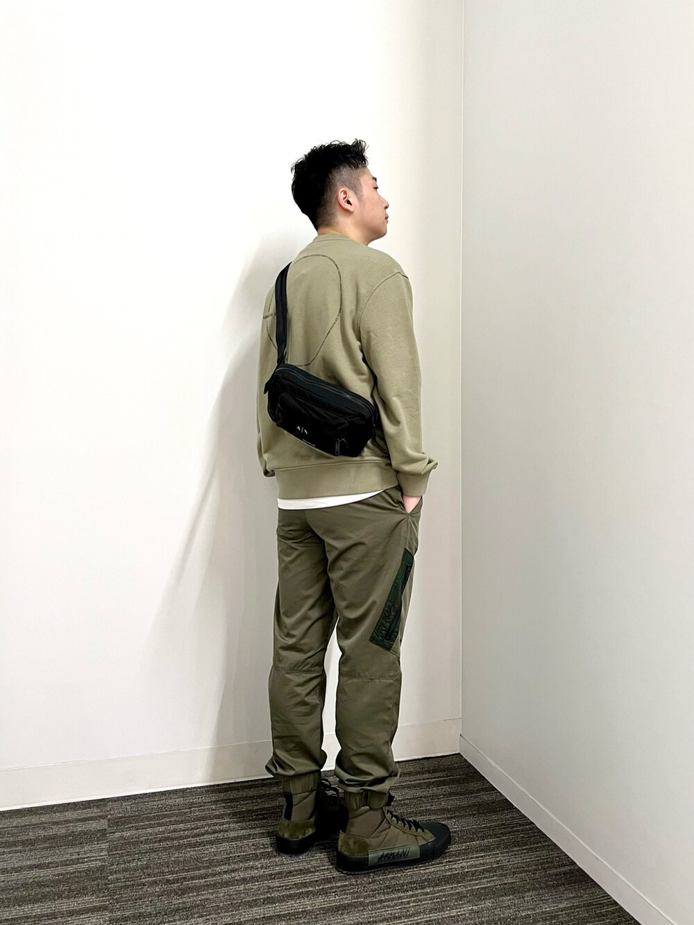 ベージュ系のスウェット、ブラック系のボディバッグ/ウエストポーチ、ホワイト系のTシャツ/カットソーを着用したメンズの夏コーディネートの2枚目の写真