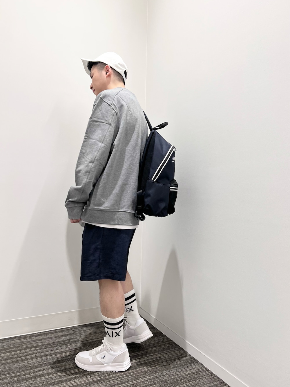 グレー系のスウェット、ホワイト系のTシャツ/カットソー、ブルー系のその他パンツを着用したメンズの春コーディネートの2枚目の写真