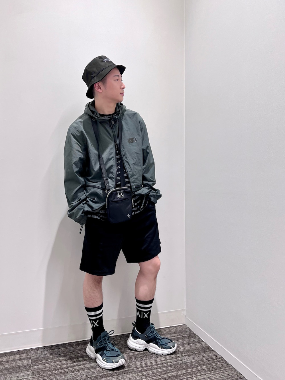 「アルマーニエクスチェンジ、AXchanger、AXchange、armaniexchange、フェススタイル、バケットハット、ナイロンパーカー、ミニバッグ、グリーン、ストリート、Tシャツ」|「ARMANI EXCHANGEの【A|X アルマーニ エクスチェンジ】ロゴ バケットハット(ハット、ブラック系)」を使った、🔩J.HARAさん(メンズ・167cm)の春コーディネートの3枚目の写真