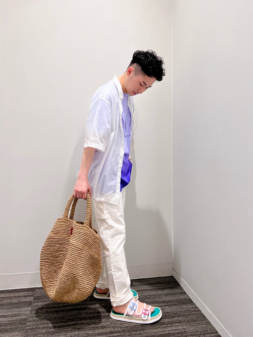 パープル系のTシャツ/カットソー、ホワイト系のシャツ/ブラウス、ベージュ系のトートバッグを着用したメンズの春コーディネートの3枚目の写真