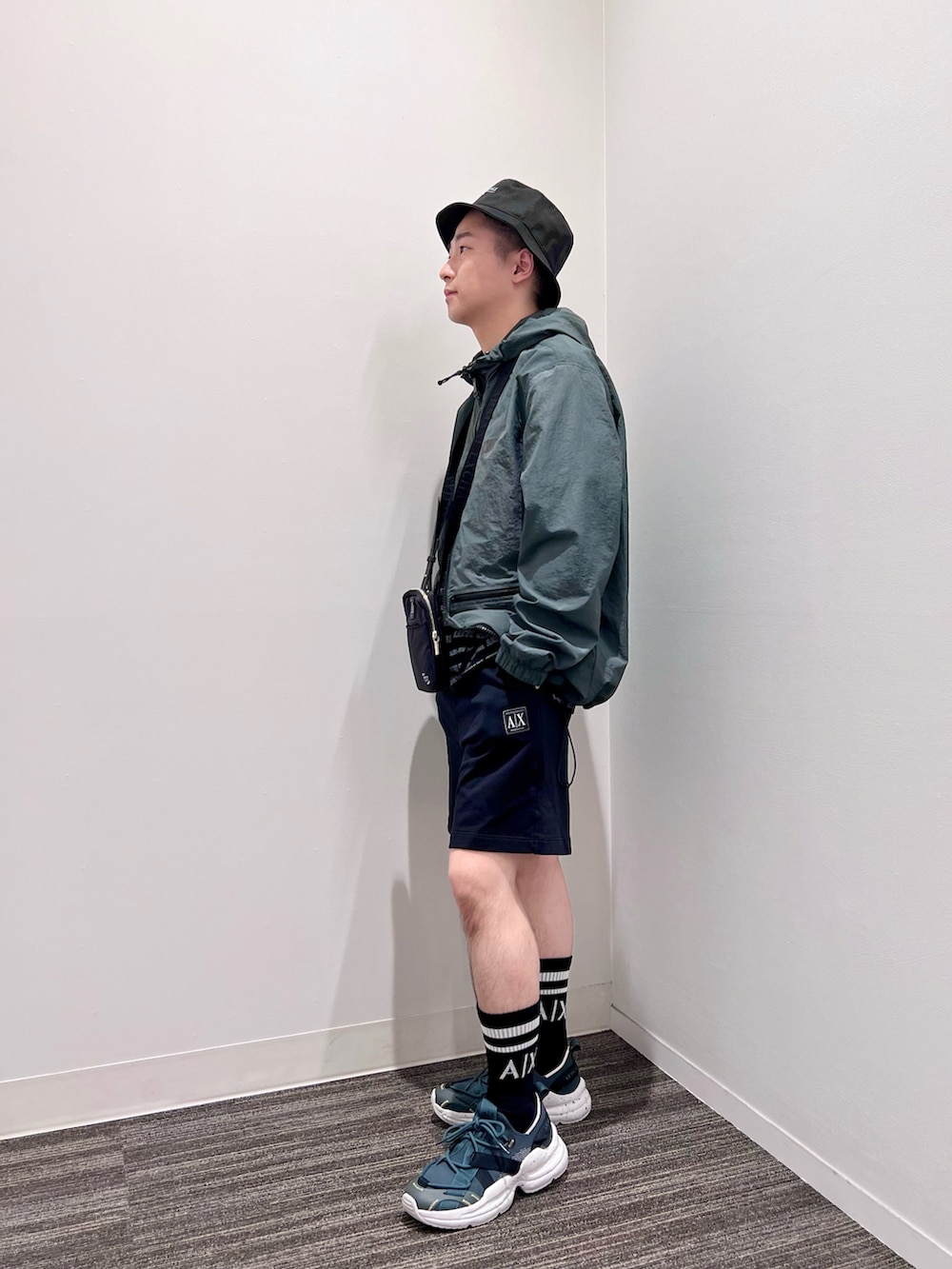 「アルマーニエクスチェンジ、AXchanger、AXchange、armaniexchange、フェススタイル、バケットハット、ナイロンパーカー、ミニバッグ、グリーン、ストリート、Tシャツ」|「ARMANI EXCHANGEの【A|X アルマーニ エクスチェンジ】ロゴ バケットハット(ハット、ブラック系)」を使った、🔩J.HARAさん(メンズ・167cm)の春コーディネートの2枚目の写真