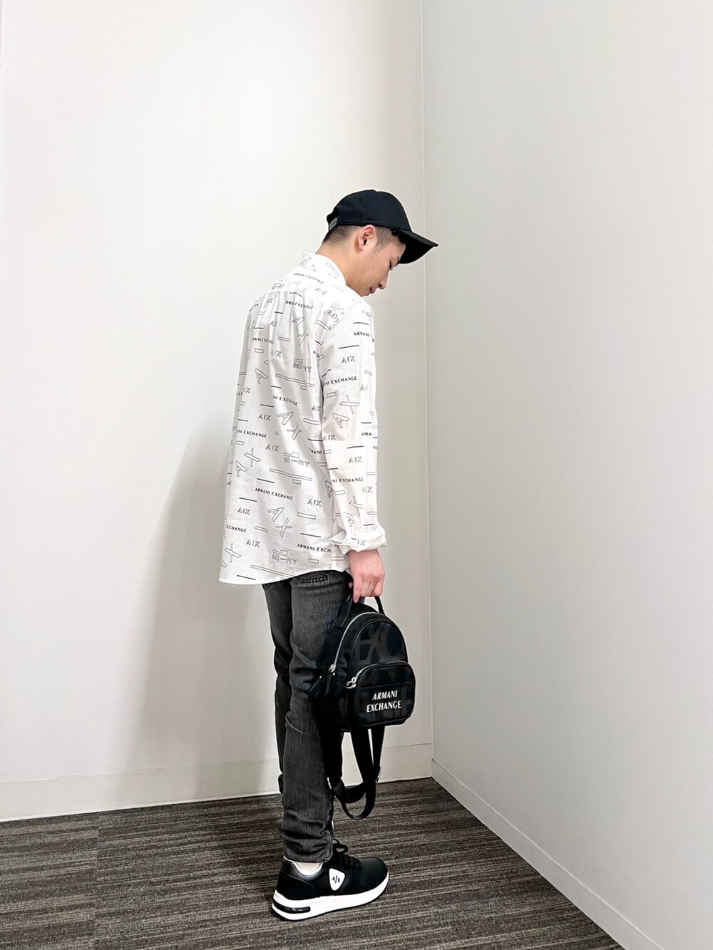 ブラック系のTシャツ/カットソー、ホワイト系のシャツ/ブラウス、ブラック系のバックパック/リュックを着用したメンズの夏コーディネートの2枚目の写真